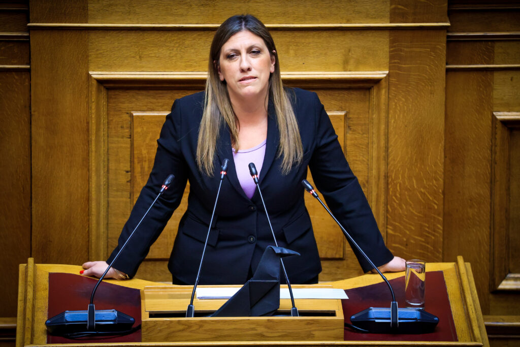 Η Ζωή Κωνσταντοπούλου άφησε ένα σκοτεινό κοράκι στο βήμα της Βουλής – Δείτε εικόνες