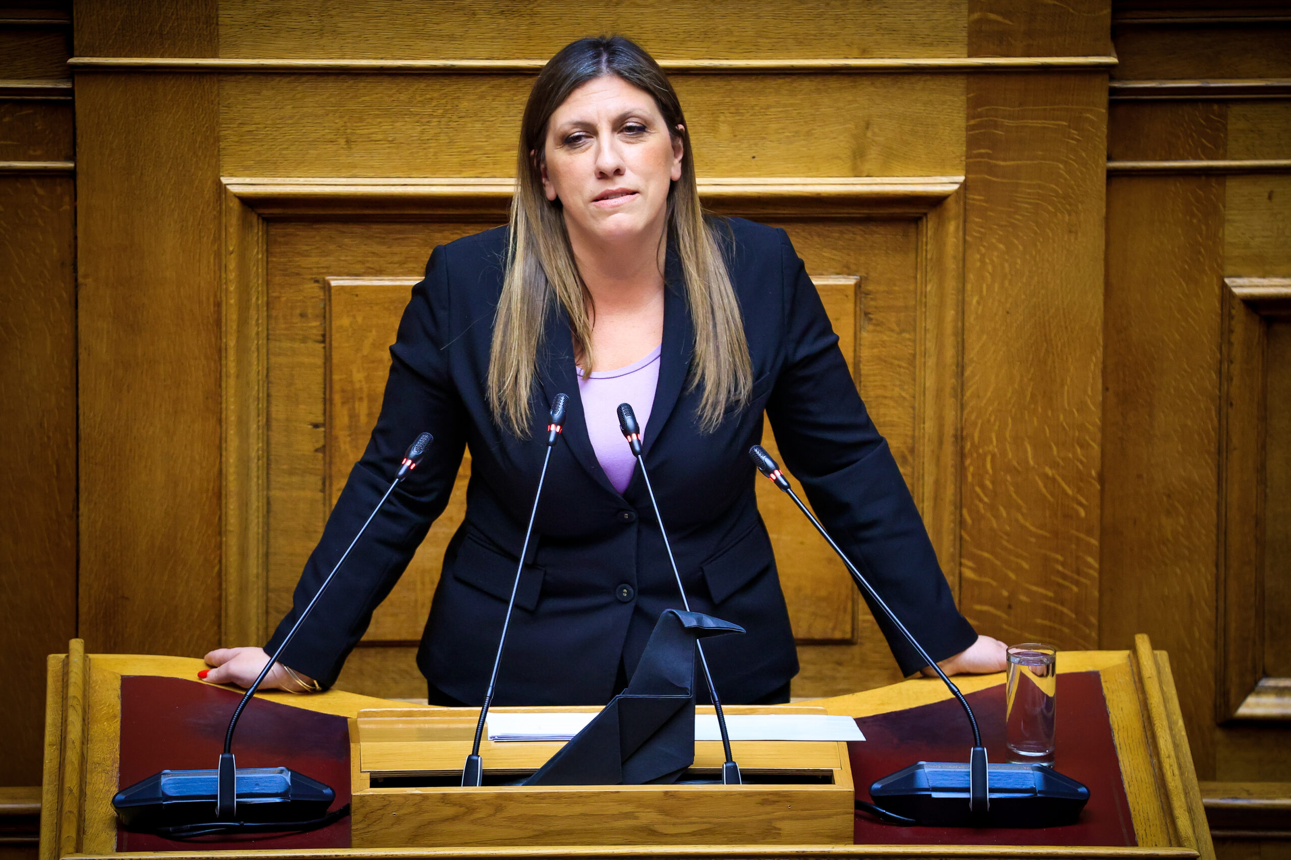 Η Ζωή Κωνσταντοπούλου άφησε ένα σκοτεινό κοράκι στο βήμα της Βουλής – Δείτε εικόνες