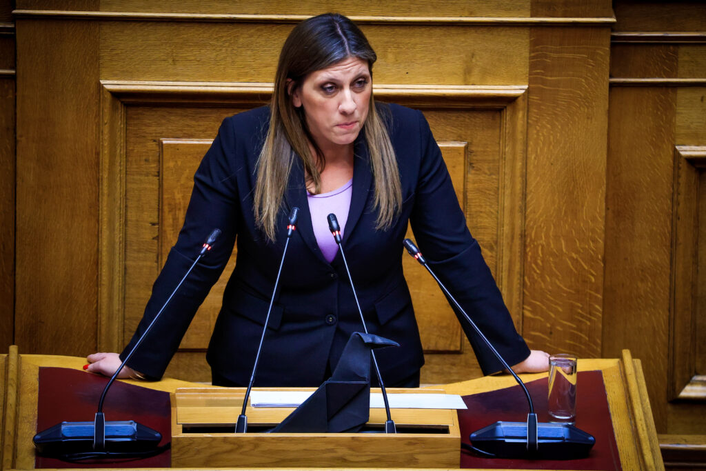 Η Ζωή Κωνσταντοπούλου άφησε ένα σκοτεινό κοράκι στο βήμα της Βουλής – Δείτε εικόνες