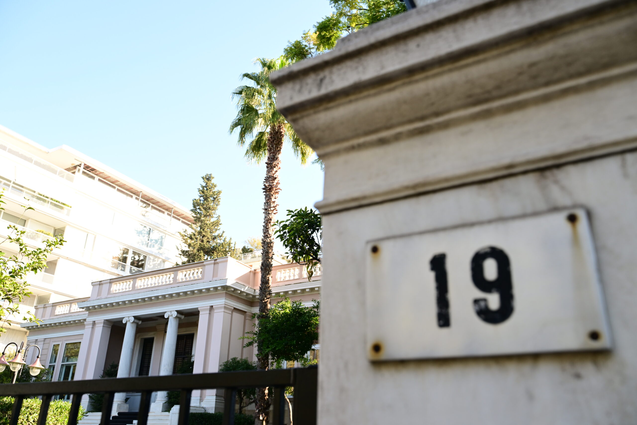 ΚΥΣΕΑ: Η Ελλάδα προσαρμόζει τη θέση της στο πλαίσιο της ΕΕ – Η δημοκρατική κανονικότητα να ανοίξει τον δρόμο για επιστροφή των Σύρων προσφύγων