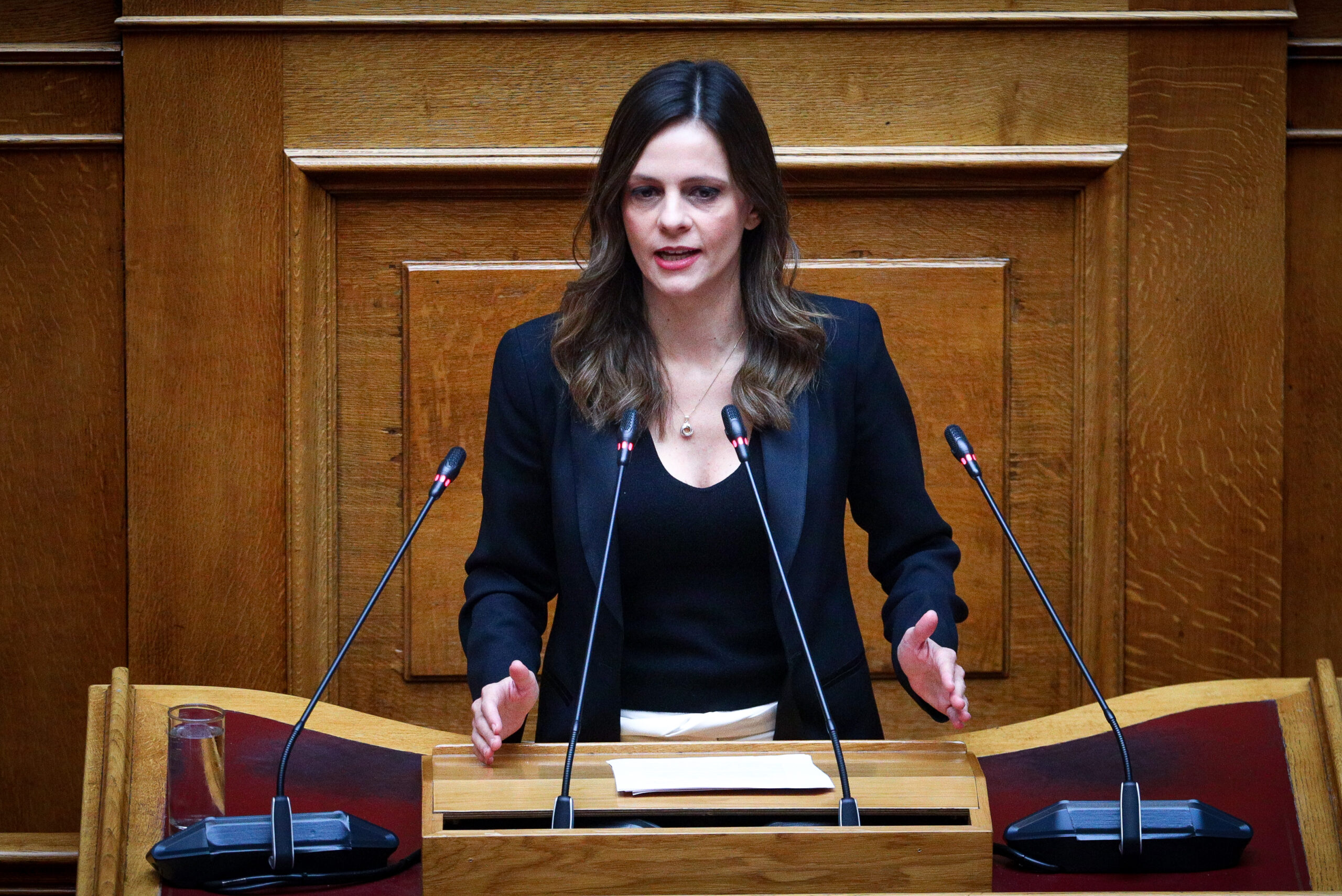 Έφ. Αχτσιόγλου – Προϋπολογισμός: Απαιτείται μια αντιπαραθετική στρατηγική σε όλα τα μέτωπα