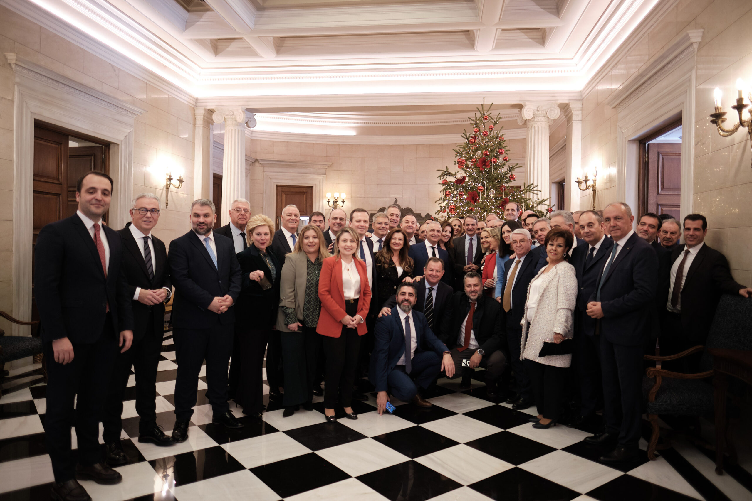 Συνάντηση Μητσοτάκη με βουλευτές της ΝΔ: Ευχές, λήψεις, τσικουδιές και πολιτικά μηνύματα (φωτογραφίες)