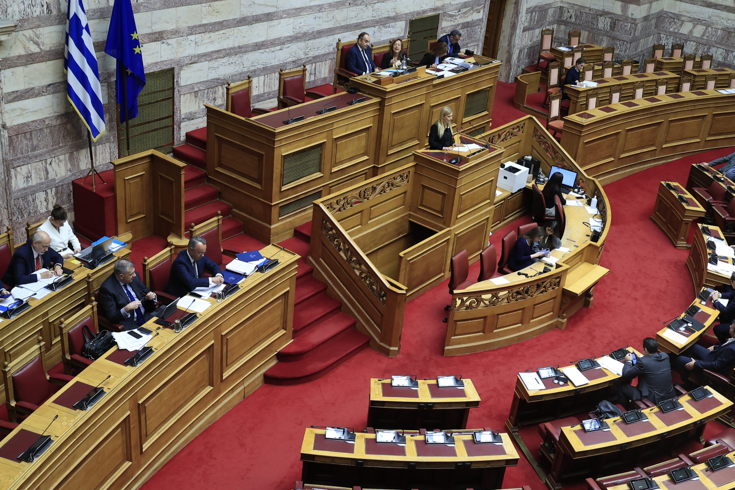 Στη Βουλή τα μέτρα για τράπεζες, φάρμακα και αστυνομικούς – Τροπολογία του ΠΑΣΟΚ και ομιλία Φάμελλου