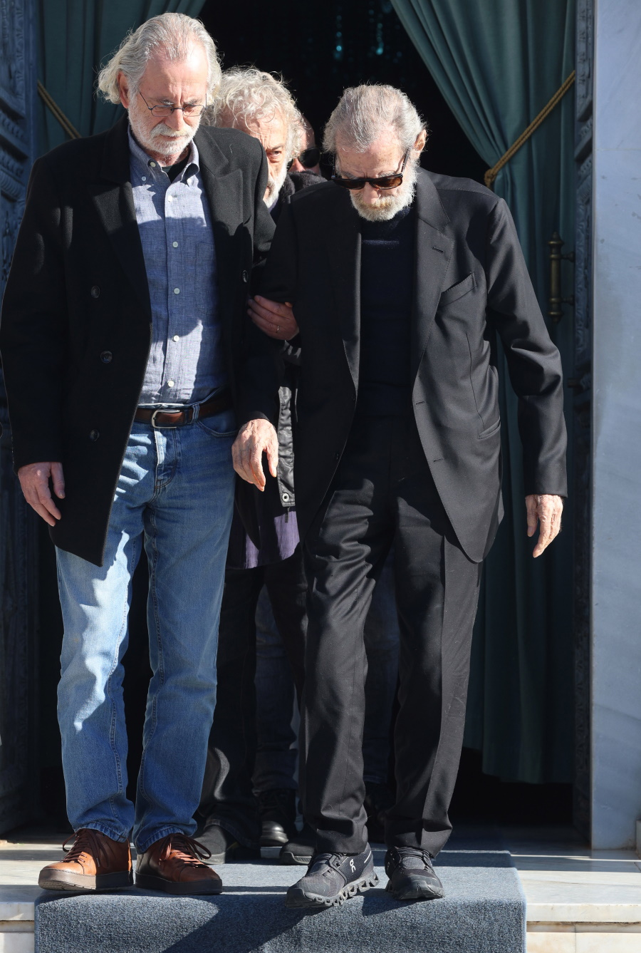 Κηδεία Δημήτρη Ήμελλου: Οι ηθοποιοί του «Σασμού» στο Α’ Κοιμητήριο για το τελευταίο «αντίο» 20 Κηδεία Δημήτρη Ήμελλου: Οι ηθοποιοί του «Σασμού» στο Α’ Κοιμητήριο για το τελευταίο «αντίο»