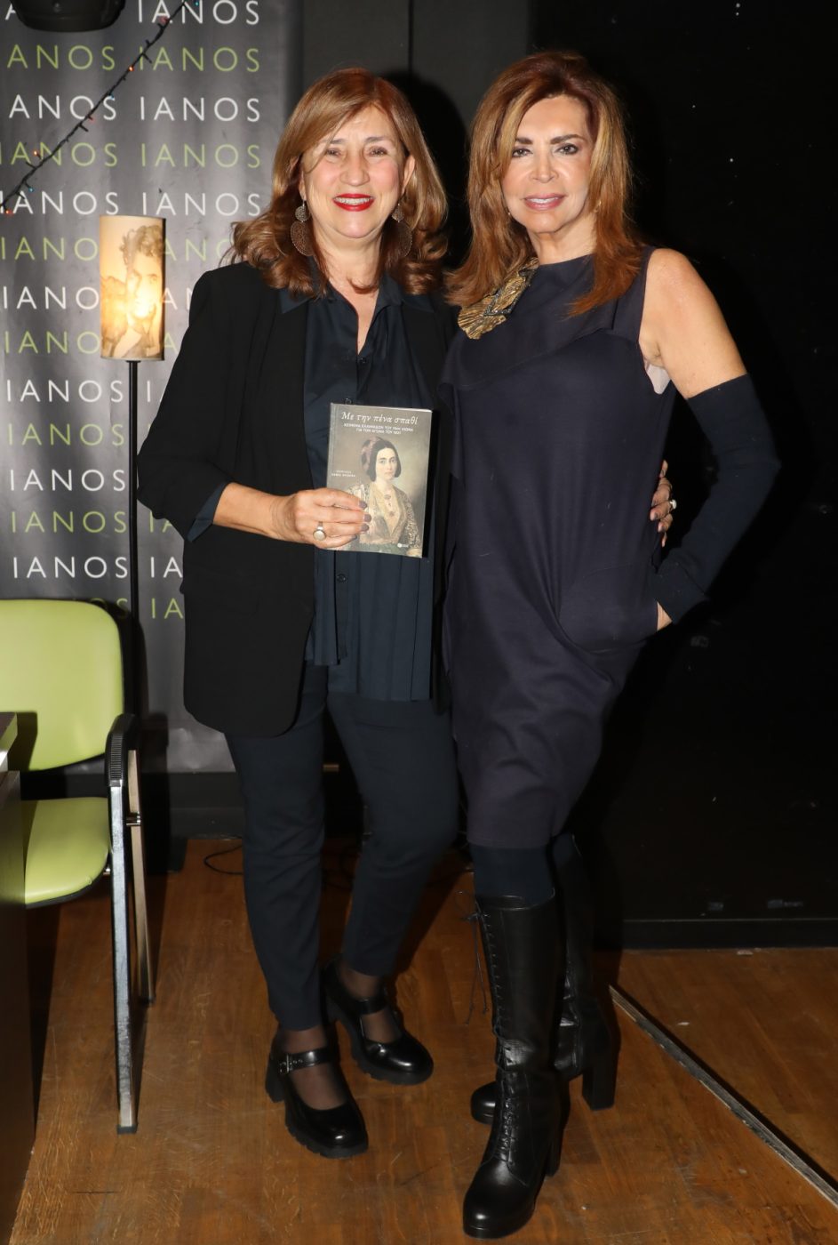 Μιμή Ντενίση: Περήφανη για την αδελφή της – Με την κόρη της, Μαριτίνα στην εκδήλωση βιβλίου που επιμελήθηκε η Σοφία Ντενίση 8 Μιμή Ντενίση: Περήφανη για την αδελφή της – Με την κόρη της, Μαριτίνα στην εκδήλωση βιβλίου που επιμελήθηκε η Σοφία Ντενίση