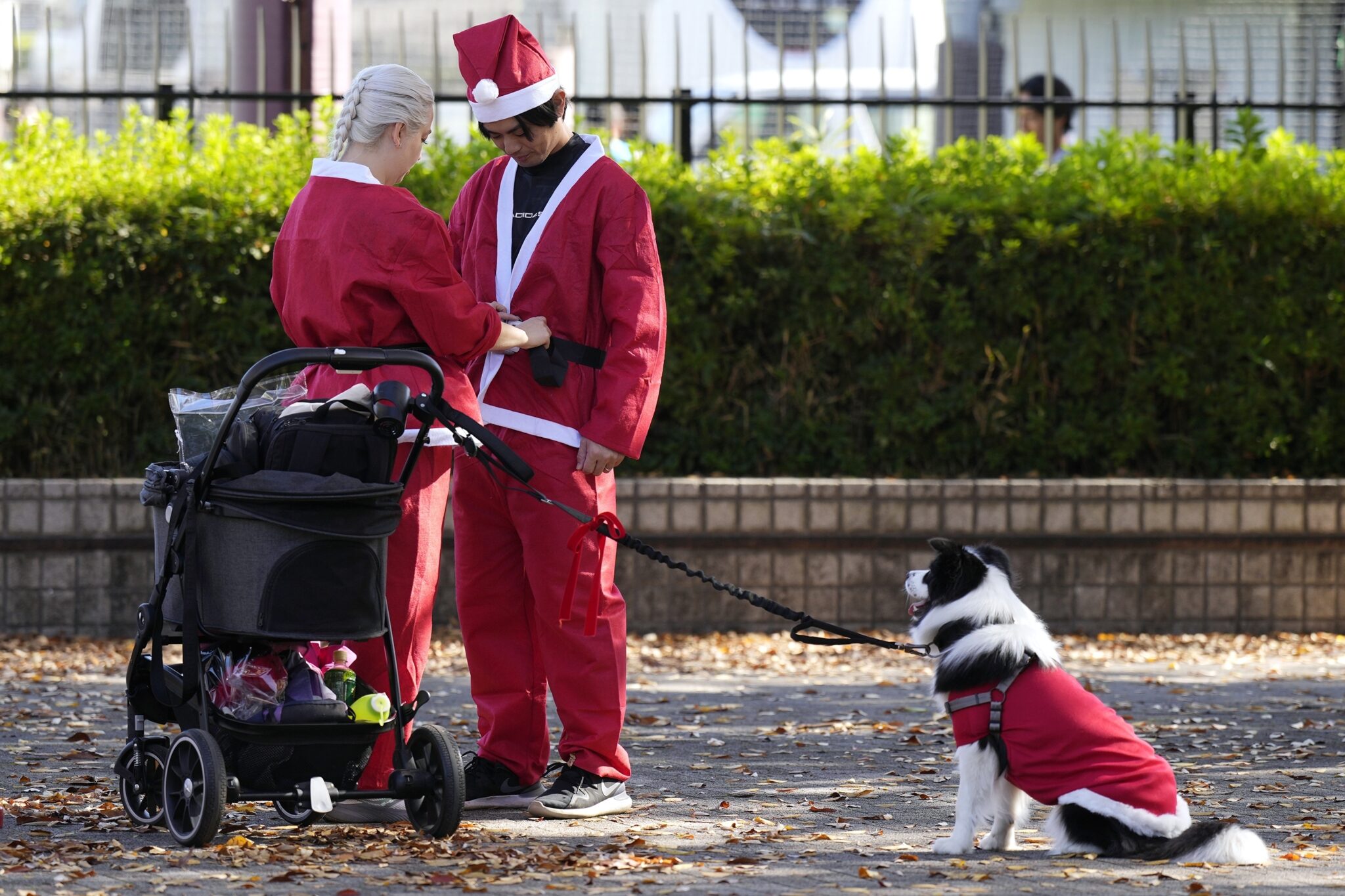 Οι Άγιοι Βασίληδες του Πλανήτη: Εικόνες ελπίδας από το φακό του Associated Press 25 Οι Άγιοι Βασίληδες του Πλανήτη: Εικόνες ελπίδας από το φακό του Associated Press