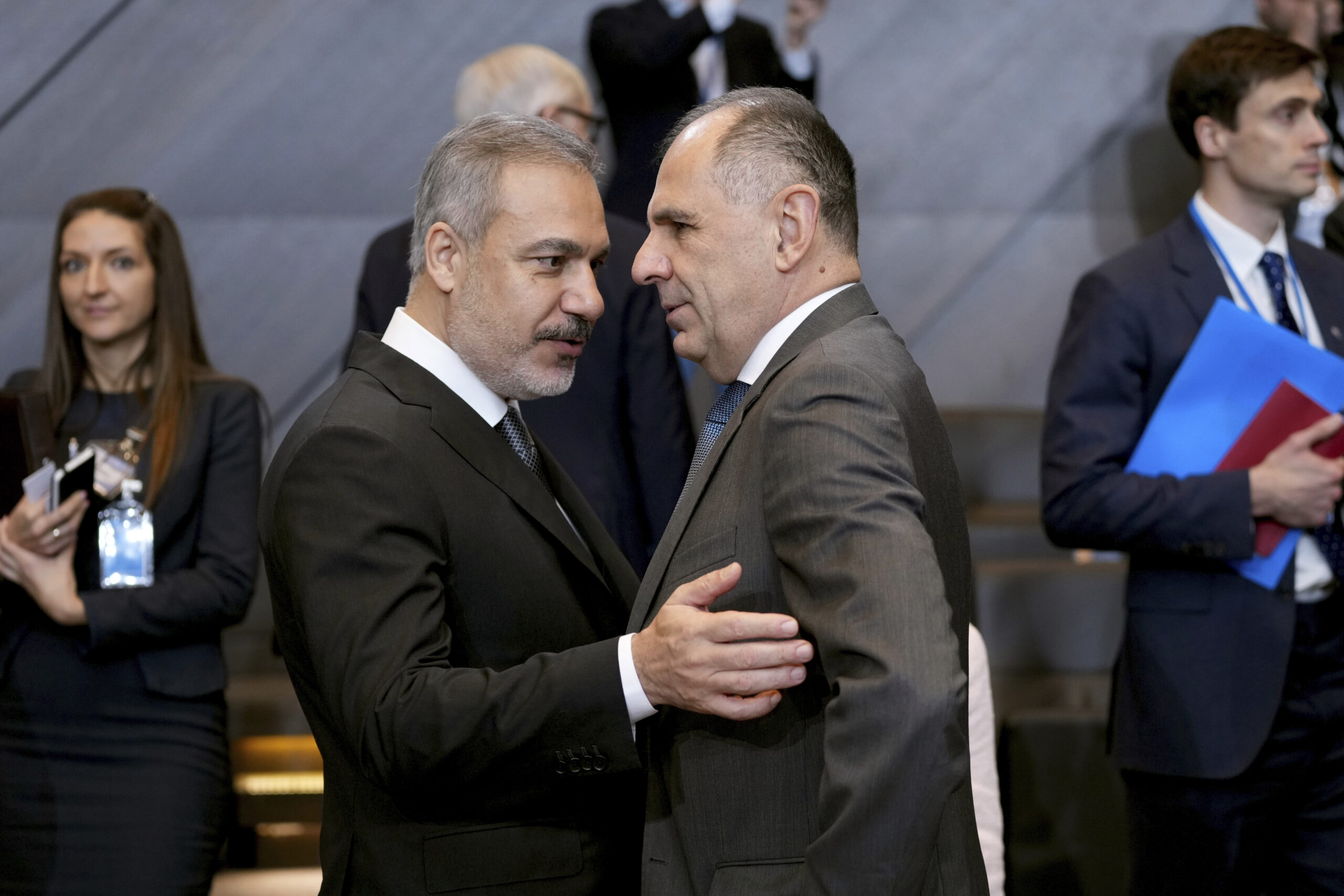 Γεραπετρίτης και Φιντάν σε συζήτηση στο περιθώριο της Συνόδου του ΝΑΤΟ