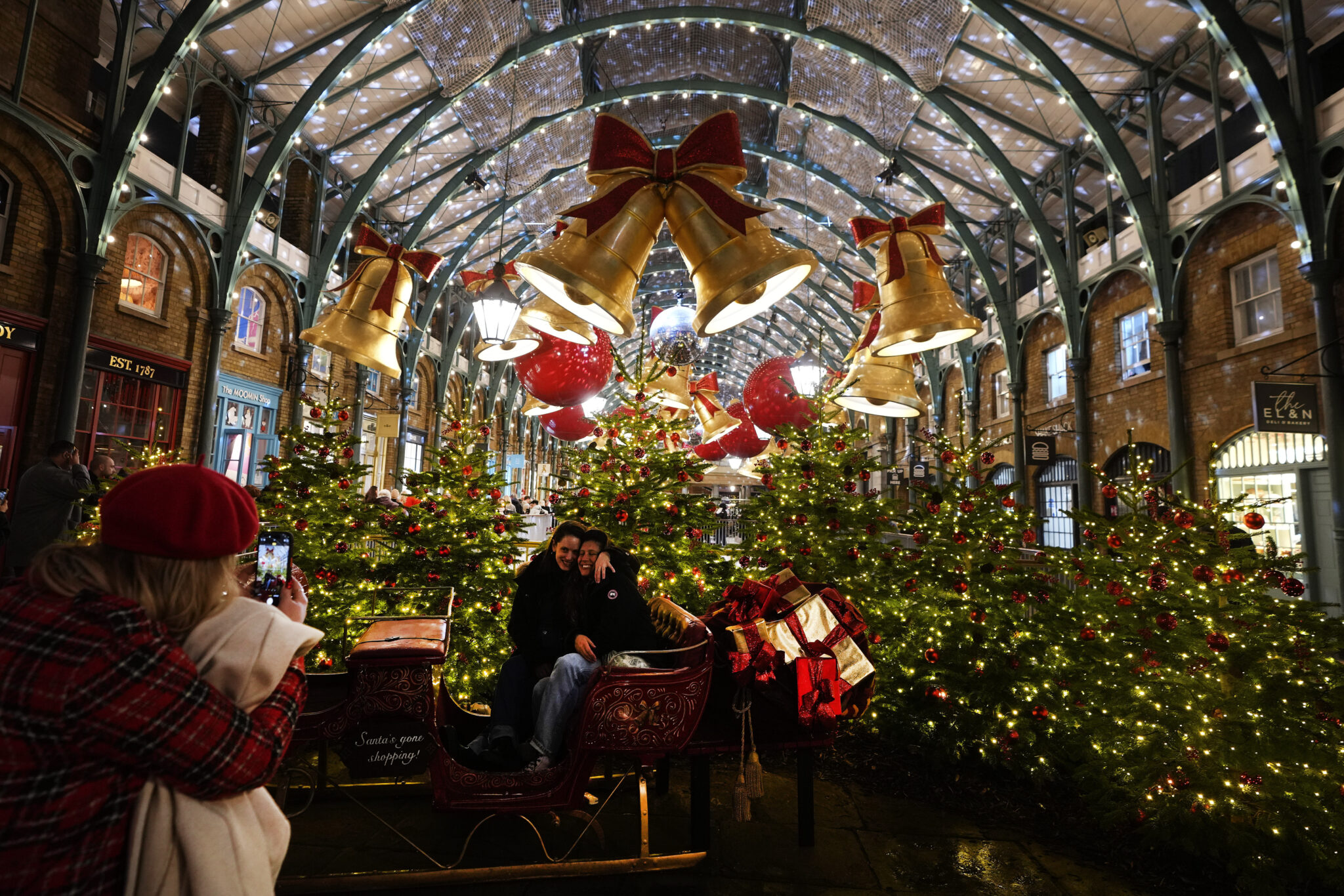 Τα «φώτα» των Χριστουγέννων απ’ όλη την υφήλιο μέσα από τον φακό του Associated Press»