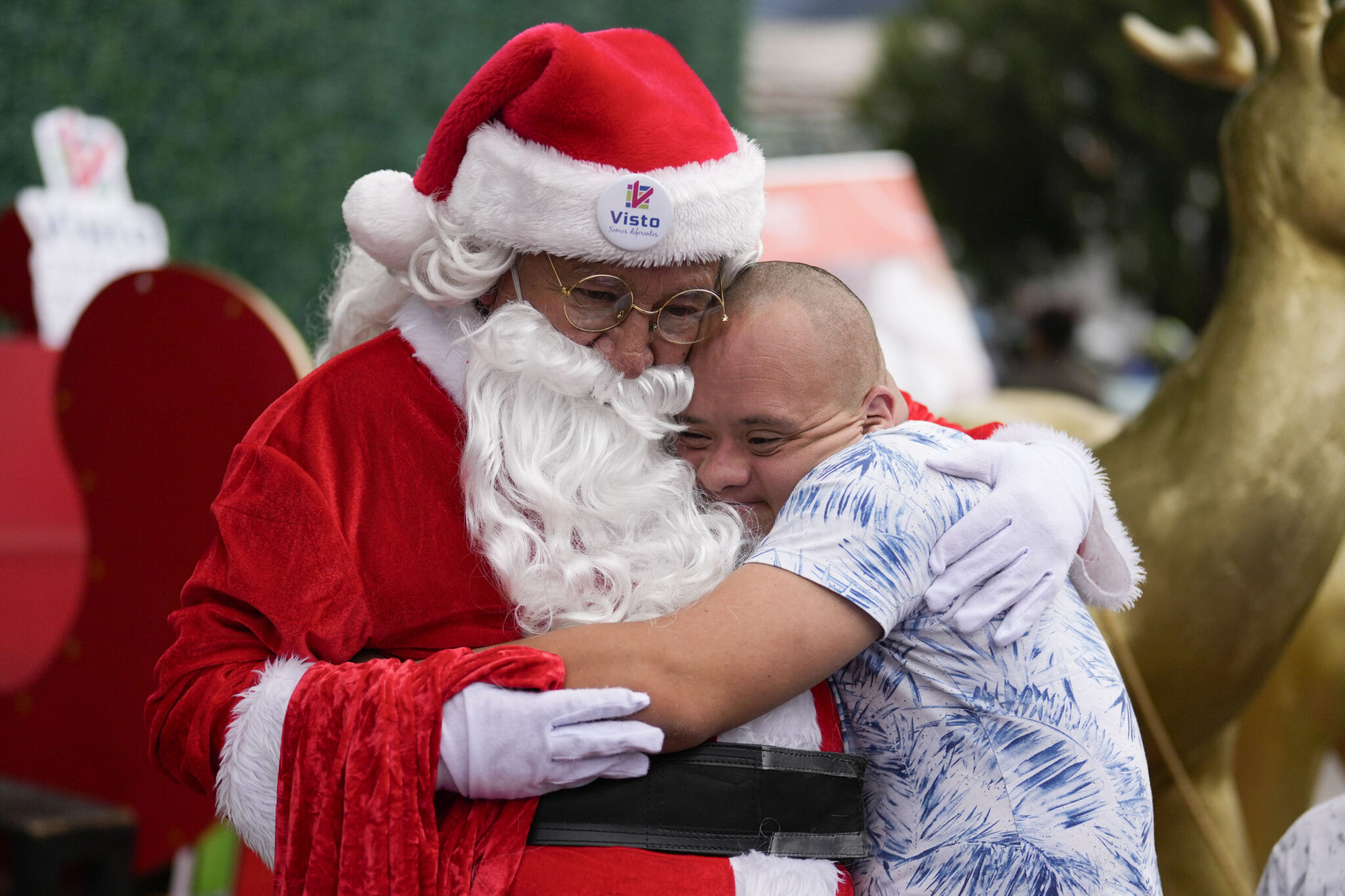 Οι Άγιοι Βασίληδες του Πλανήτη: Εικόνες ελπίδας από το φακό του Associated Press 17 Οι Άγιοι Βασίληδες του Πλανήτη: Εικόνες ελπίδας από το φακό του Associated Press