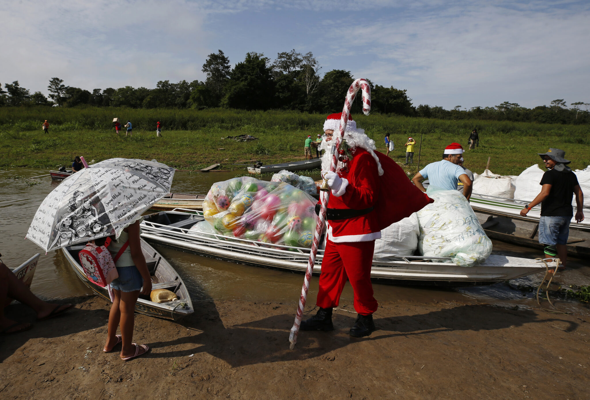 Οι Άγιοι Βασίληδες του Πλανήτη: Εικόνες ελπίδας από το φακό του Associated Press 19 Οι Άγιοι Βασίληδες του Πλανήτη: Εικόνες ελπίδας από το φακό του Associated Press