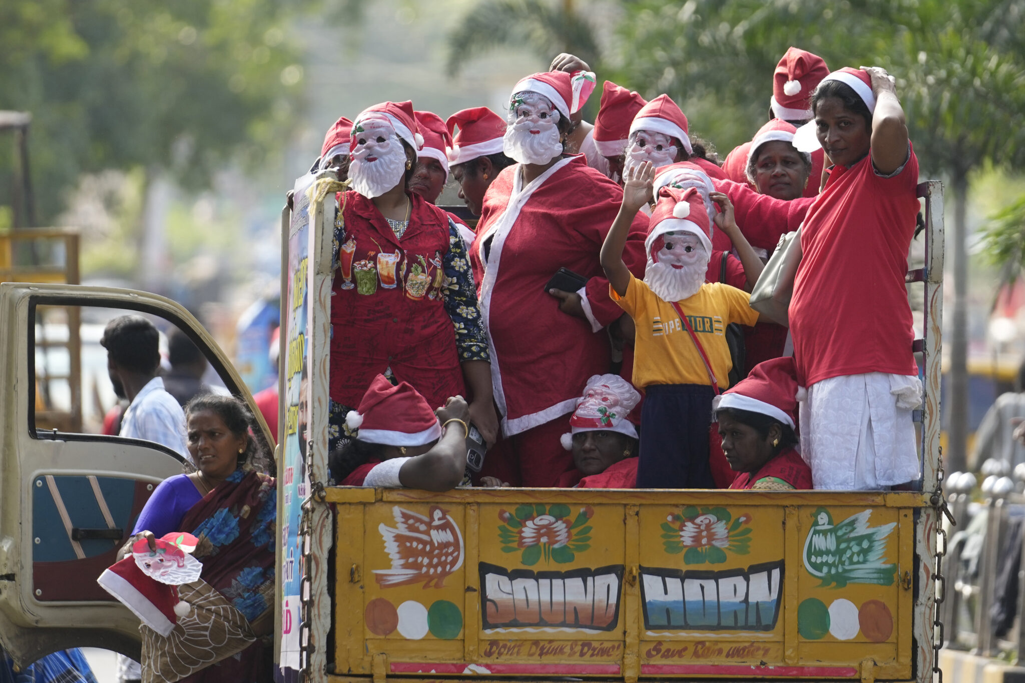 Οι Άγιοι Βασίληδες του Πλανήτη: Εικόνες ελπίδας από το φακό του Associated Press 21 Οι Άγιοι Βασίληδες του Πλανήτη: Εικόνες ελπίδας από το φακό του Associated Press