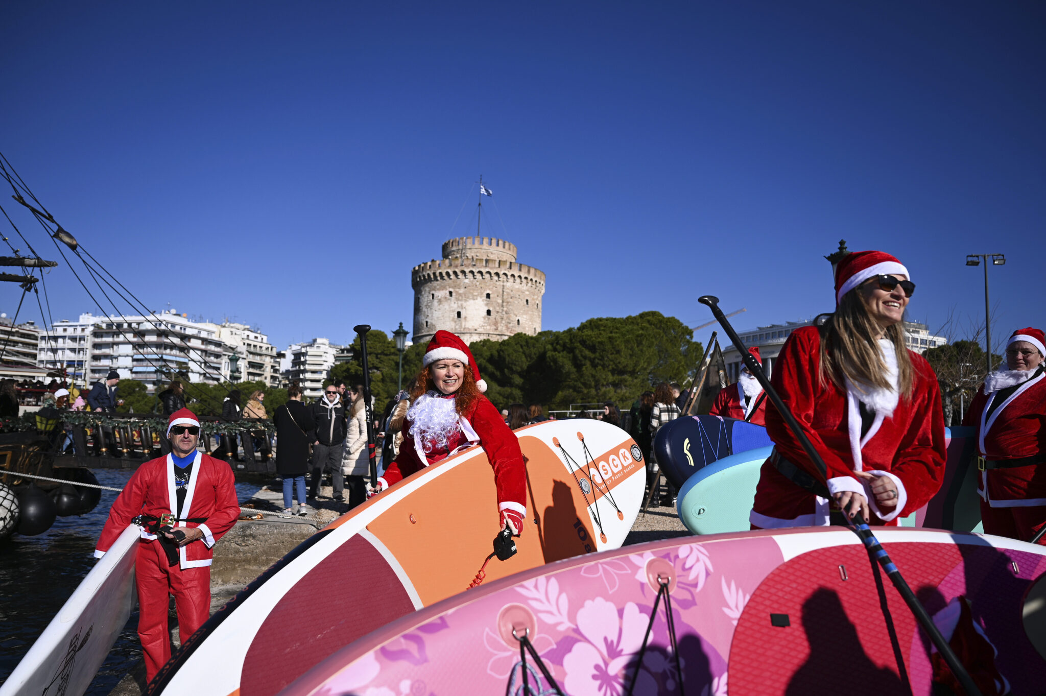 Οι Άγιοι Βασίληδες του Πλανήτη: Εικόνες ελπίδας από το φακό του Associated Press 30 Οι Άγιοι Βασίληδες του Πλανήτη: Εικόνες ελπίδας από το φακό του Associated Press