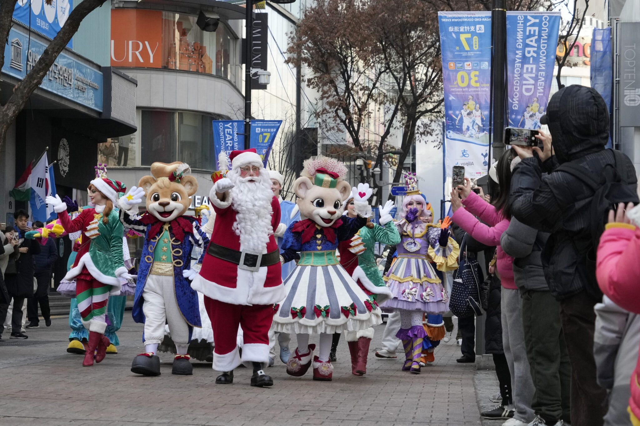 Οι Άγιοι Βασίληδες του Πλανήτη: Εικόνες ελπίδας από το φακό του Associated Press 22 Οι Άγιοι Βασίληδες του Πλανήτη: Εικόνες ελπίδας από το φακό του Associated Press