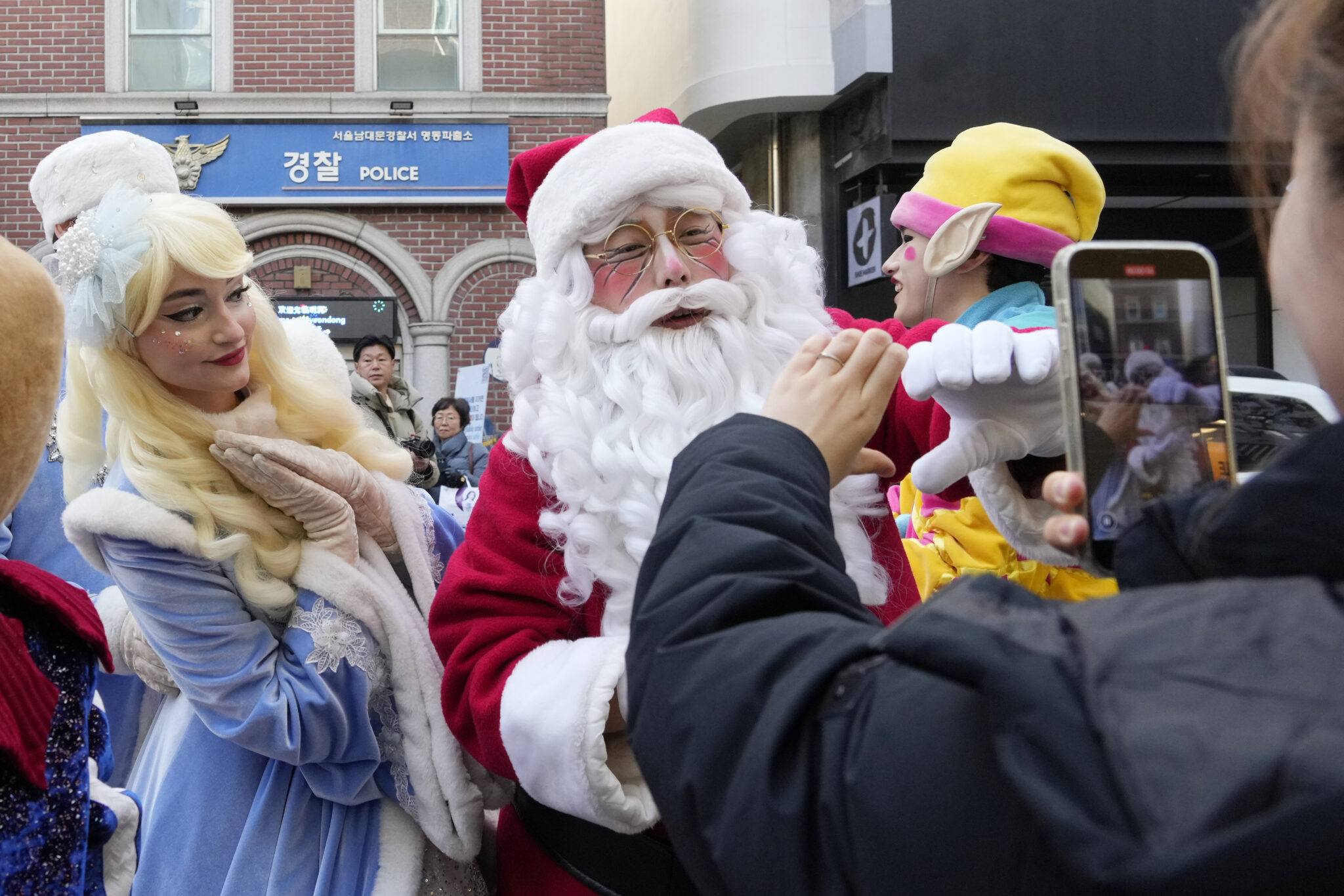 Οι Άγιοι Βασίληδες του Πλανήτη: Εικόνες ελπίδας από το φακό του Associated Press 16 Οι Άγιοι Βασίληδες του Πλανήτη: Εικόνες ελπίδας από το φακό του Associated Press
