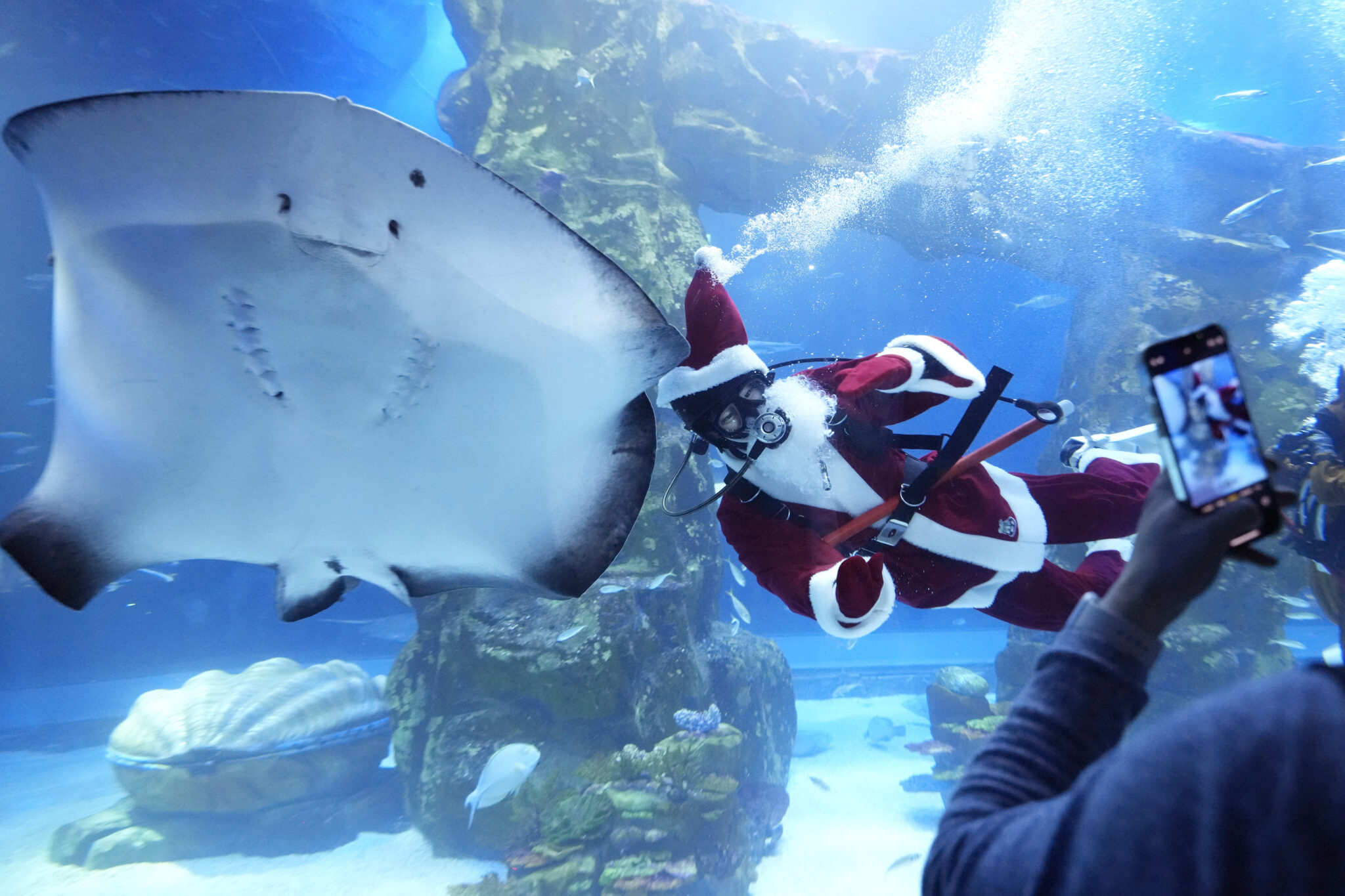 Οι Άγιοι Βασίληδες του Πλανήτη: Εικόνες ελπίδας από το φακό του Associated Press 23 Οι Άγιοι Βασίληδες του Πλανήτη: Εικόνες ελπίδας από το φακό του Associated Press