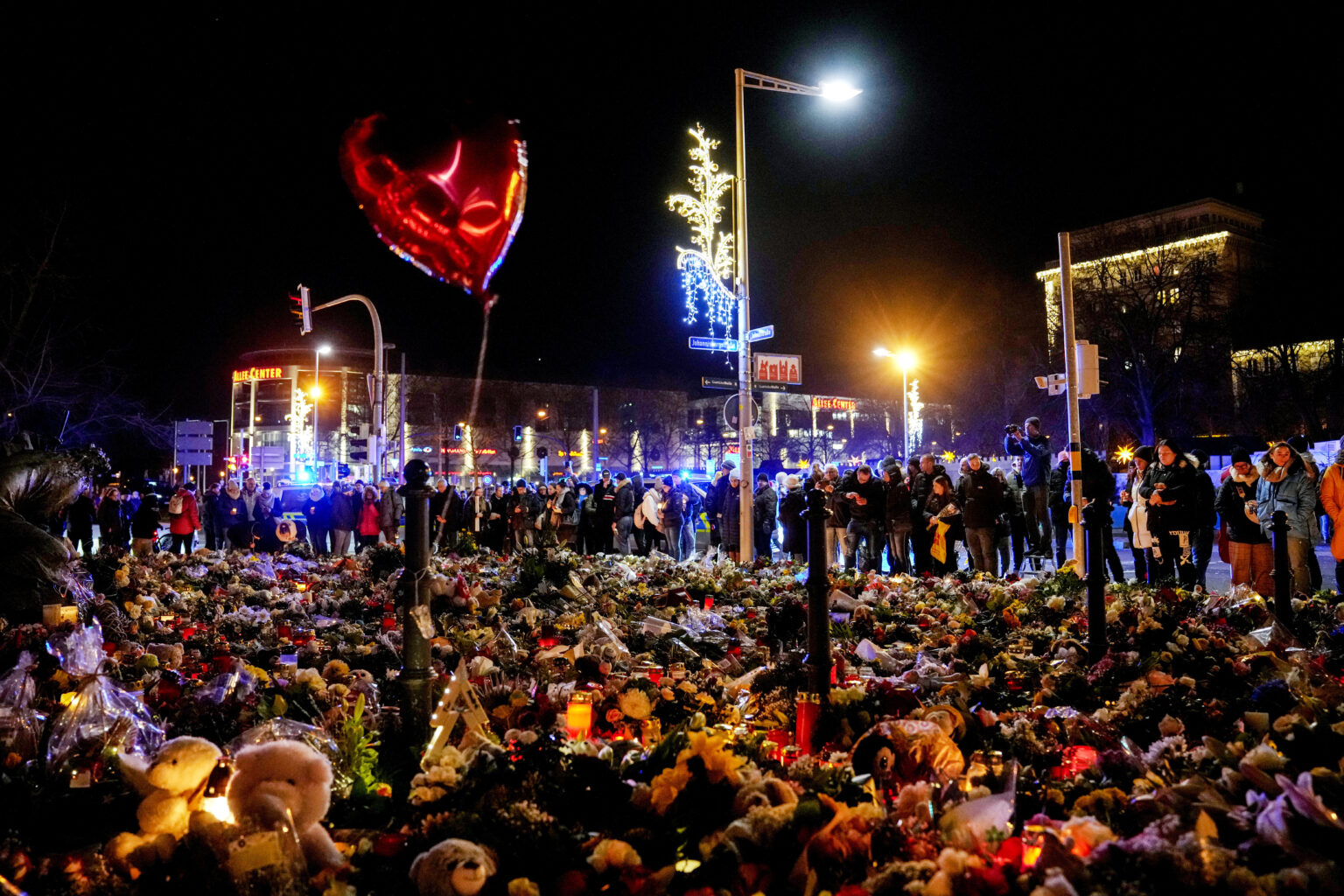 Μαγδεμβούργο: Ο Στάινμαϊερ καλεί τους Γερμανούς να μείνουν ενωμένοι – Ανθρώπινη αλυσίδα κατά του μίσους, συγκέντρωση του AfD 9 Μαγδεμβούργο: Ο Στάινμαϊερ καλεί τους Γερμανούς να μείνουν ενωμένοι – Ανθρώπινη αλυσίδα κατά του μίσους, συγκέντρωση του AfD