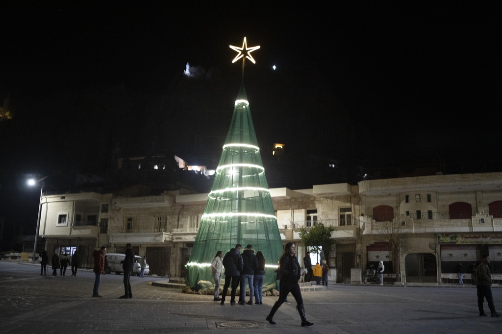 Εκατομμύρια χριστιανοί γιορτάζουν τα φετινά Χριστούγεννα στη σκιά πολέμων
