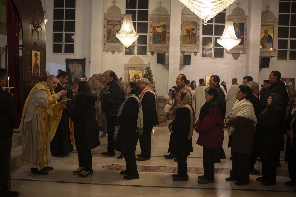 Εκατομμύρια χριστιανοί γιορτάζουν τα φετινά Χριστούγεννα στη σκιά πολέμων