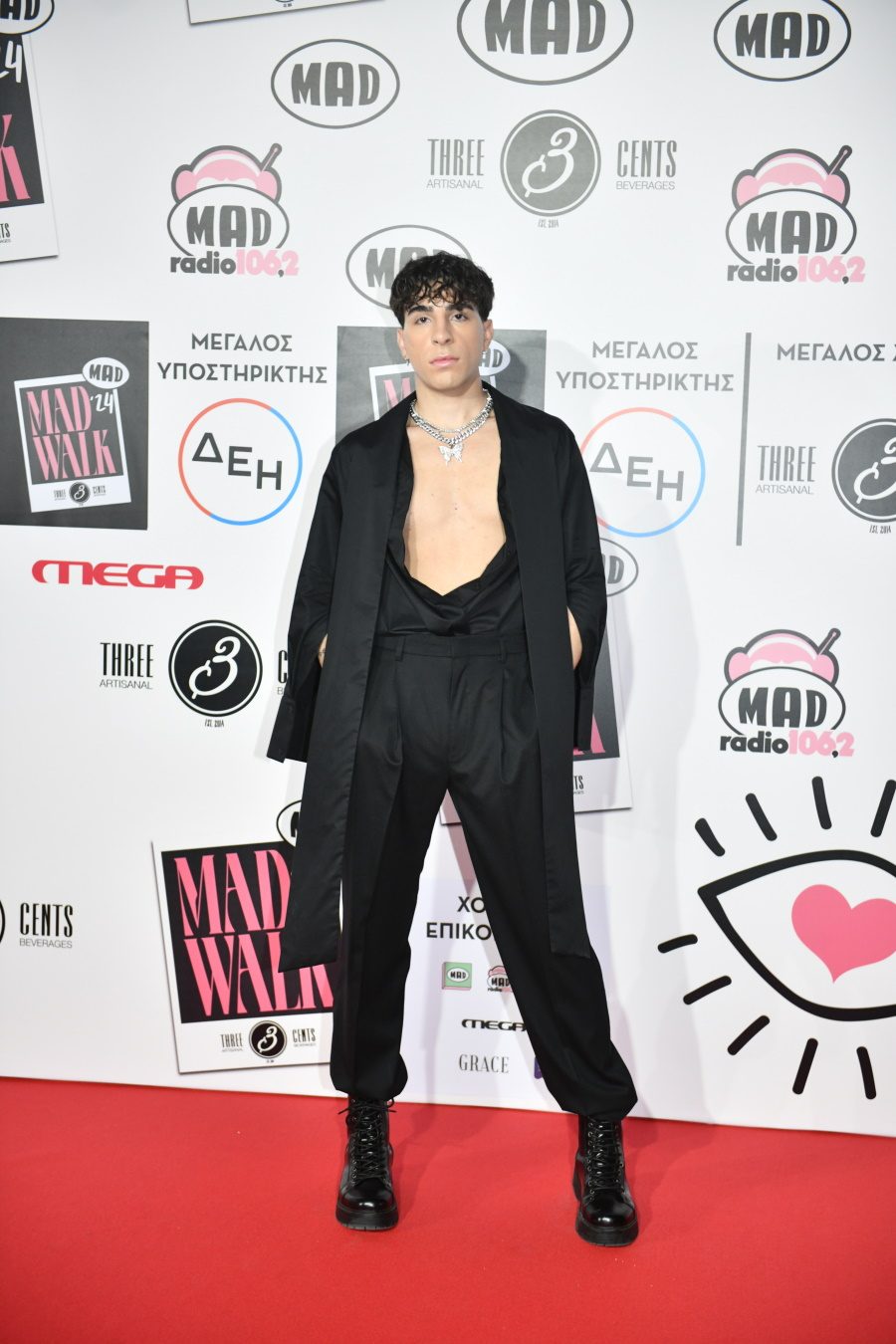 MadWalk 2024: Οι παρουσίες των διασήμων στο εντυπωσιακό event μόδας και μουσικής –