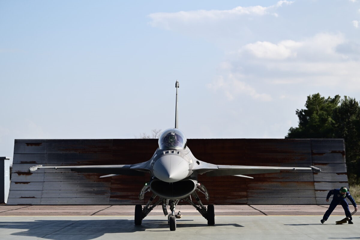 F-16 Viper: Γιατί οι καινούργιες «Οχιές» της Πολεμικής Αεροπορίας πηγαίνουν στην Σούδα προτού αναπτυχθούν στην Λάρισα