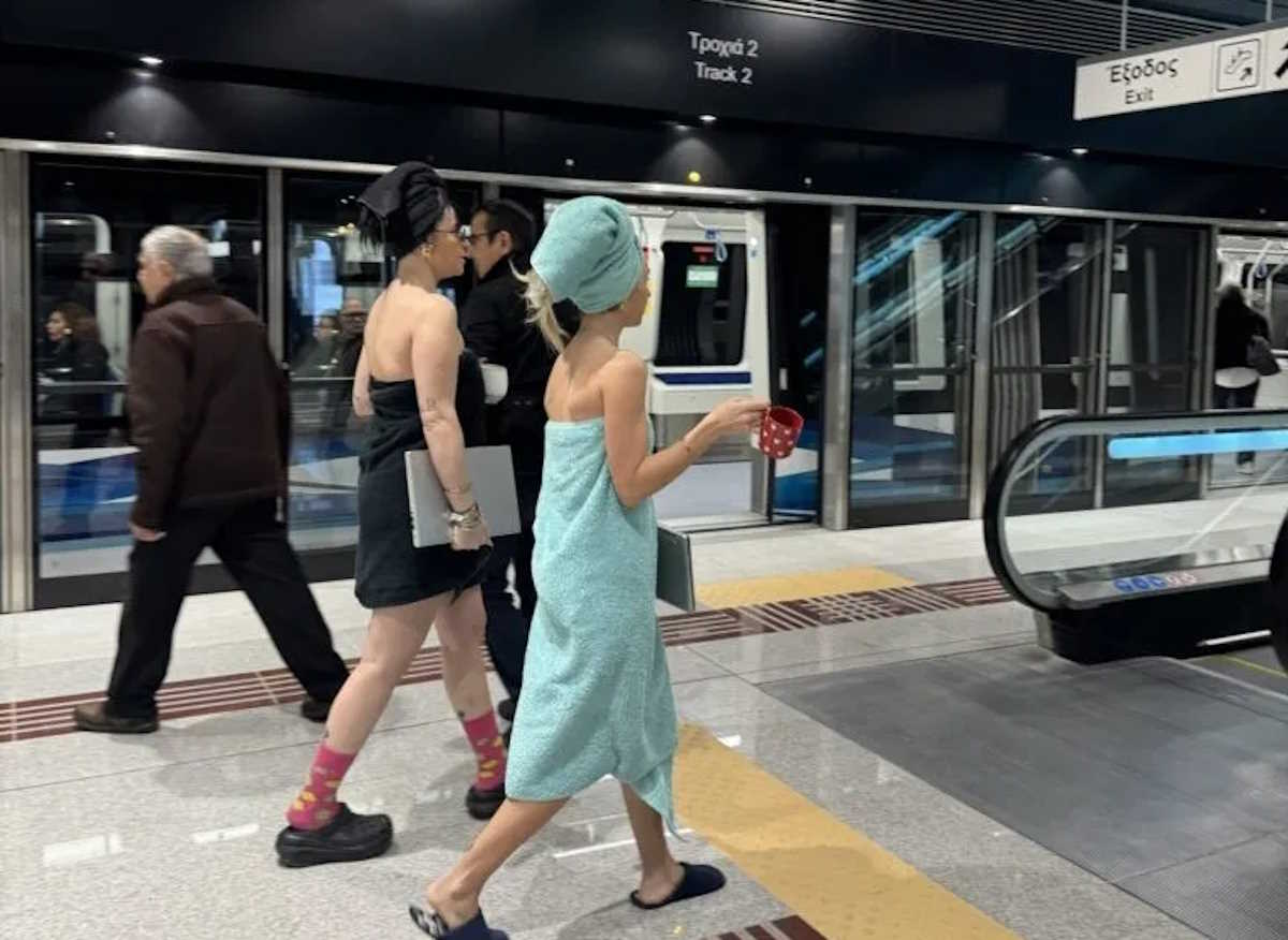 Πήγαν στο Μετρό Θεσσαλονίκης φορώντας μόνο τα μπουρνούζια – Η απίστευτη «πασαρέλα»