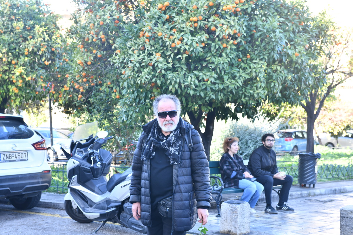 Κηδεία Δημήτρη Ήμελλου: Σε κλίμα θλίψης το τελευταίο «αντίο» στο Α’ Νεκροταφείο – Τραγική μορφή η μητέρα του 9 Κηδεία Δημήτρη Ήμελλου: Σε κλίμα θλίψης το τελευταίο «αντίο» στο Α’ Νεκροταφείο – Τραγική μορφή η μητέρα του