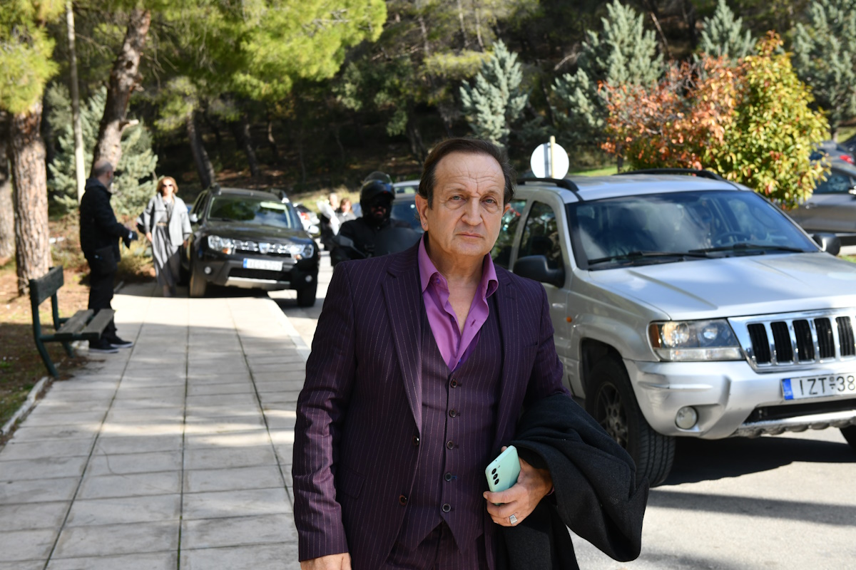 Κηδεία Κώστα Γεωργουσόπουλου: Μεγάλη συγκέντρωση κόσμου στο Κοιμητήριο Παπάγου για το τελευταίο «αντίο» 12 Κηδεία Κώστα Γεωργουσόπουλου: Μεγάλη συγκέντρωση κόσμου στο Κοιμητήριο Παπάγου για το τελευταίο «αντίο»