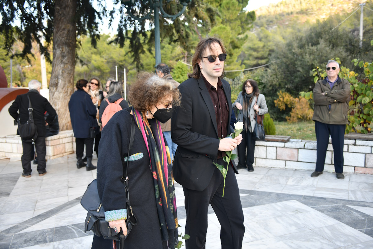 Κηδεία Κώστα Γεωργουσόπουλου: Μεγάλη συγκέντρωση κόσμου στο Κοιμητήριο Παπάγου για το τελευταίο «αντίο» 11 Κηδεία Κώστα Γεωργουσόπουλου: Μεγάλη συγκέντρωση κόσμου στο Κοιμητήριο Παπάγου για το τελευταίο «αντίο»