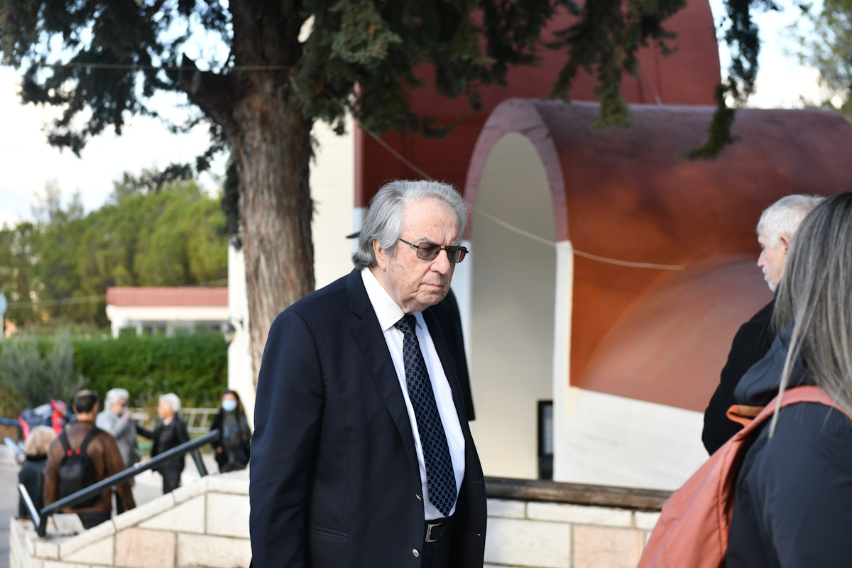 Κηδεία Κώστα Γεωργουσόπουλου: Μεγάλη συγκέντρωση κόσμου στο Κοιμητήριο Παπάγου για το τελευταίο «αντίο» 18 Κηδεία Κώστα Γεωργουσόπουλου: Μεγάλη συγκέντρωση κόσμου στο Κοιμητήριο Παπάγου για το τελευταίο «αντίο»