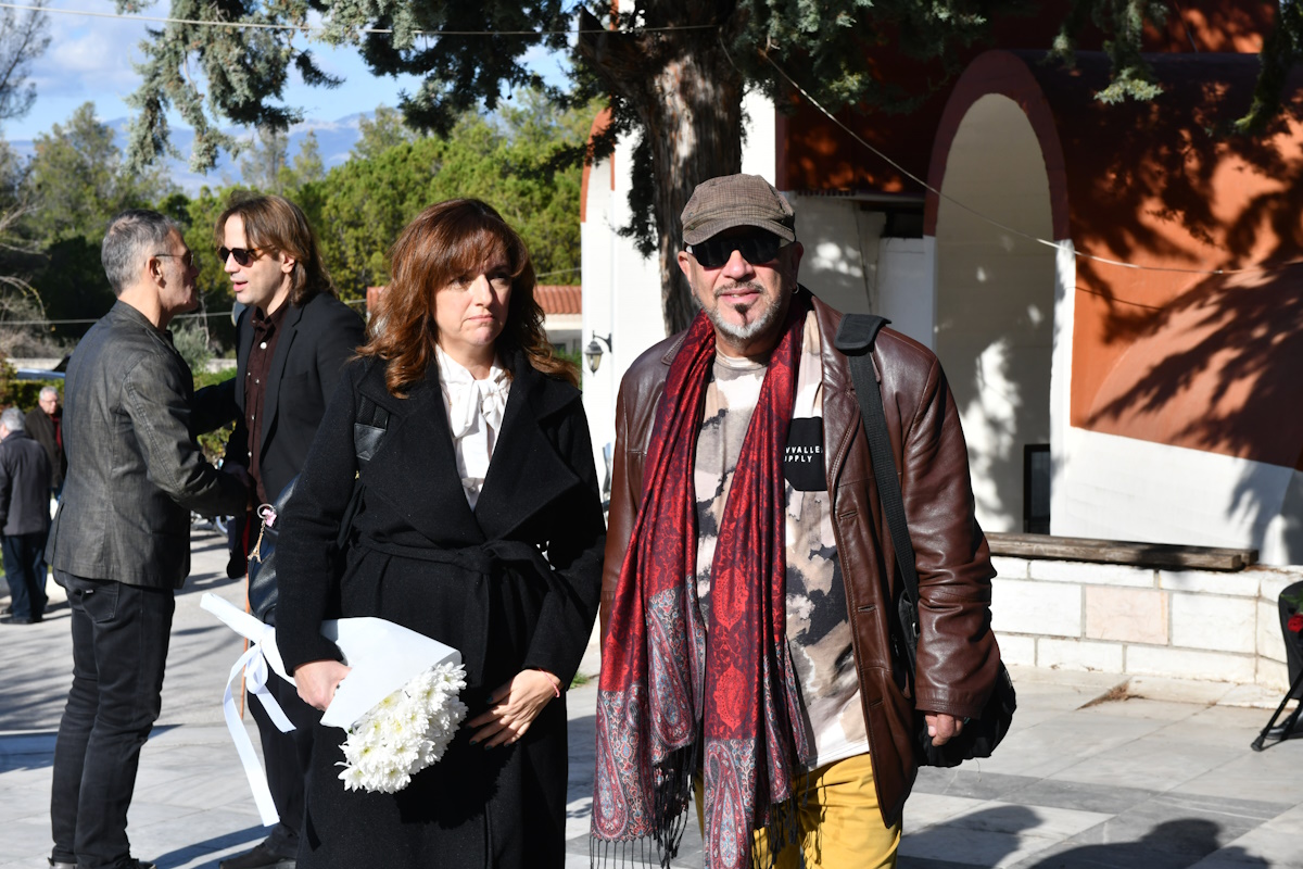 Κηδεία Κώστα Γεωργουσόπουλου: Μεγάλη συγκέντρωση κόσμου στο Κοιμητήριο Παπάγου για το τελευταίο «αντίο» 17 Κηδεία Κώστα Γεωργουσόπουλου: Μεγάλη συγκέντρωση κόσμου στο Κοιμητήριο Παπάγου για το τελευταίο «αντίο»