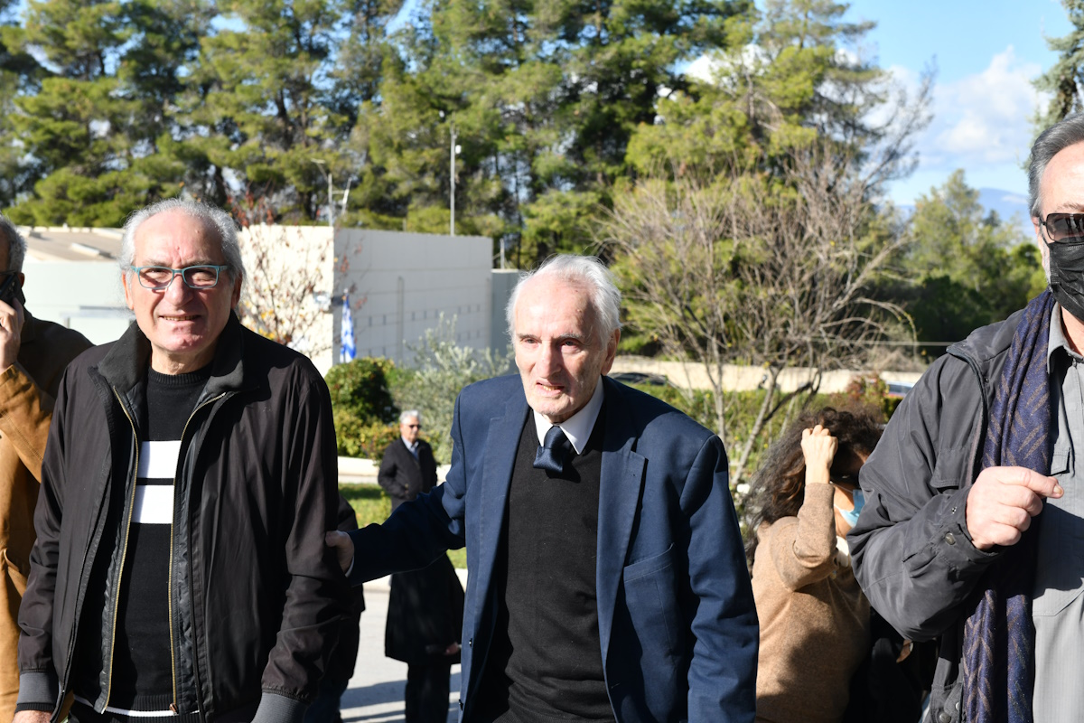 Κηδεία Κώστα Γεωργουσόπουλου: Μεγάλη συγκέντρωση κόσμου στο Κοιμητήριο Παπάγου για το τελευταίο «αντίο» 16 Κηδεία Κώστα Γεωργουσόπουλου: Μεγάλη συγκέντρωση κόσμου στο Κοιμητήριο Παπάγου για το τελευταίο «αντίο»