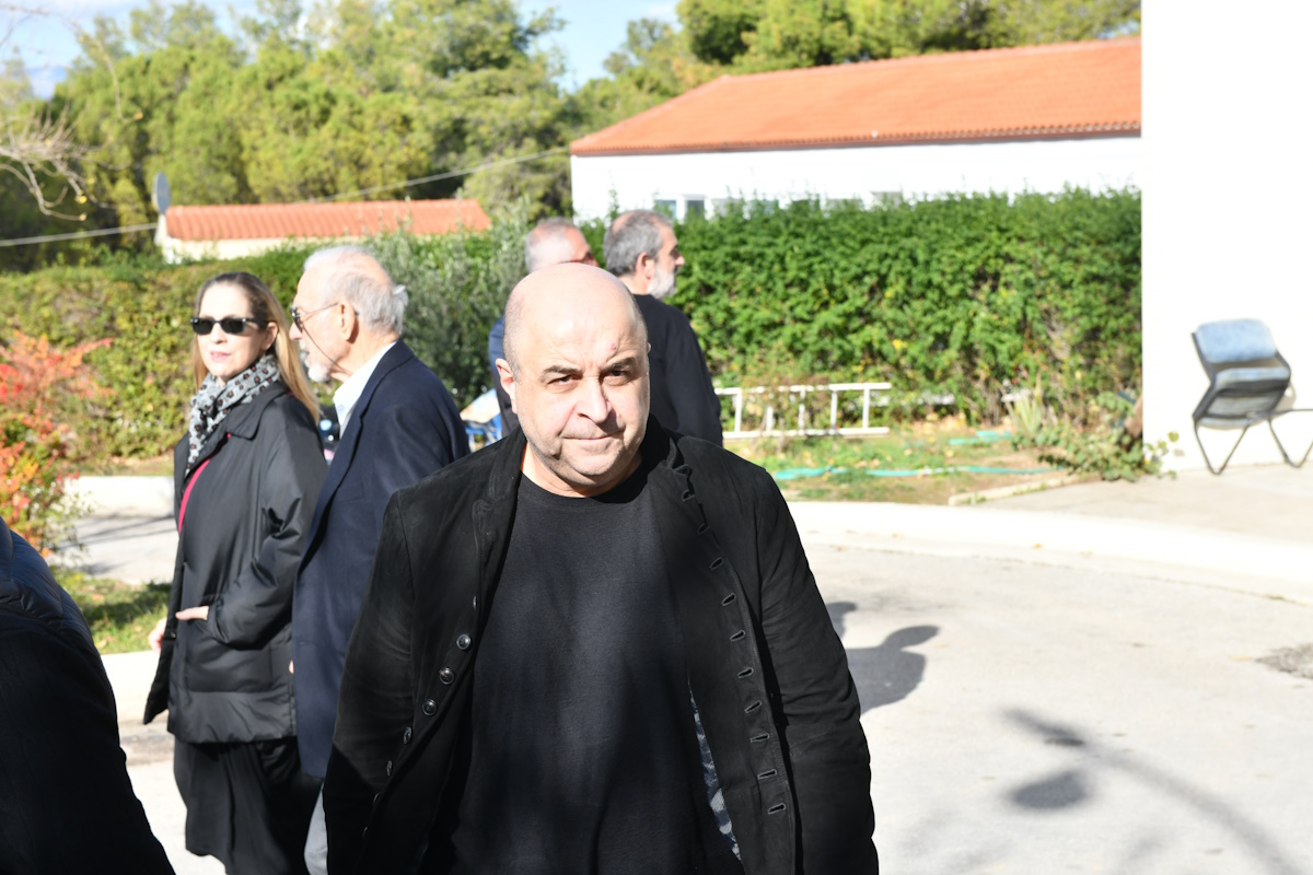 Κηδεία Κώστα Γεωργουσόπουλου: Μεγάλη συγκέντρωση κόσμου στο Κοιμητήριο Παπάγου για το τελευταίο «αντίο» 14 Κηδεία Κώστα Γεωργουσόπουλου: Μεγάλη συγκέντρωση κόσμου στο Κοιμητήριο Παπάγου για το τελευταίο «αντίο»