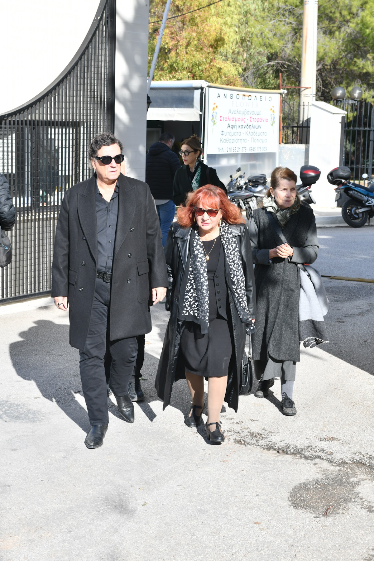 Κηδεία Κώστα Γεωργουσόπουλου: Μεγάλη συγκέντρωση κόσμου στο Κοιμητήριο Παπάγου για το τελευταίο «αντίο» 13 Κηδεία Κώστα Γεωργουσόπουλου: Μεγάλη συγκέντρωση κόσμου στο Κοιμητήριο Παπάγου για το τελευταίο «αντίο»