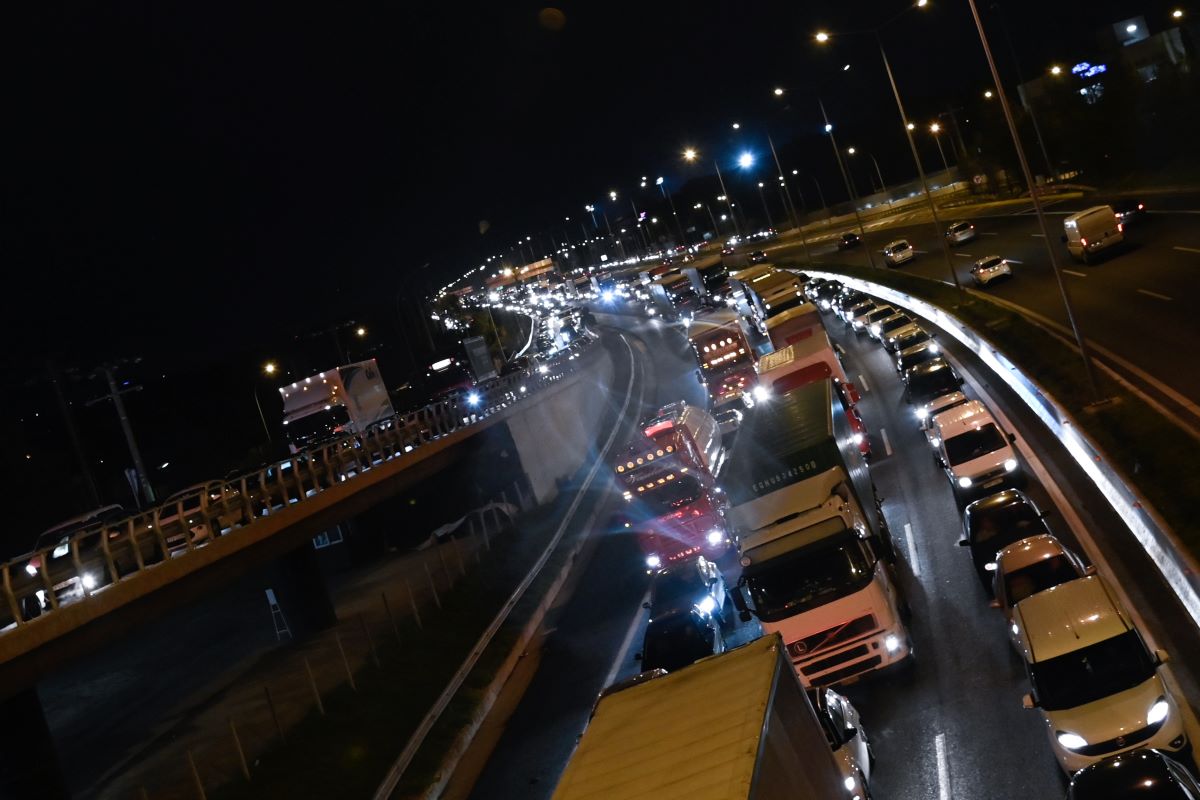 Τροχαίο στον Κηφισό με δύο τραυματίες – Πέφτει όχημα, ουρές χιλιομέτρων