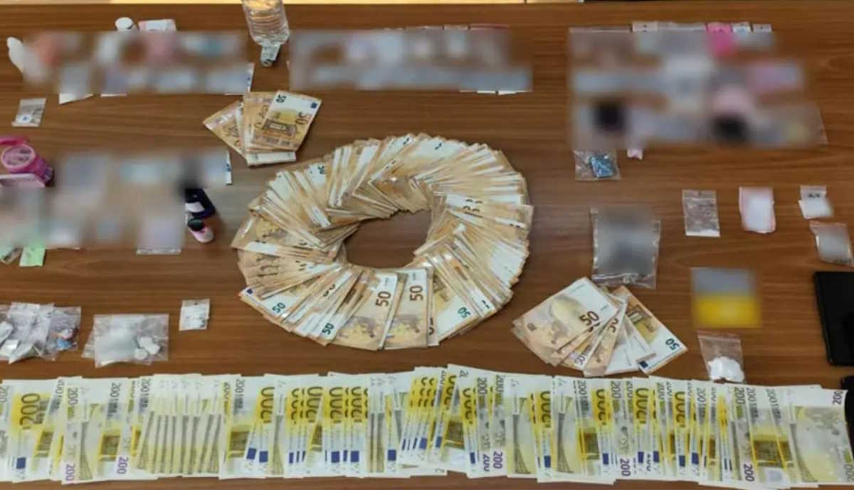 Η ξανθιά DJ Μικαέλα, τα ιδιωτικά πάρτι με κοκαΐνη στα Καλύβια και το χρηματοκιβώτιο με 43.000 ευρώ 12 Η ξανθιά DJ Μικαέλα, τα ιδιωτικά πάρτι με κοκαΐνη στα Καλύβια και το χρηματοκιβώτιο με 43.000 ευρώ