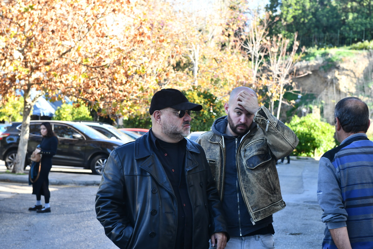 Κηδεία Δημήτρη Ήμελλου: Οι ηθοποιοί του «Σασμού» στο Α’ Κοιμητήριο για το τελευταίο «αντίο» 33 Κηδεία Δημήτρη Ήμελλου: Οι ηθοποιοί του «Σασμού» στο Α’ Κοιμητήριο για το τελευταίο «αντίο»