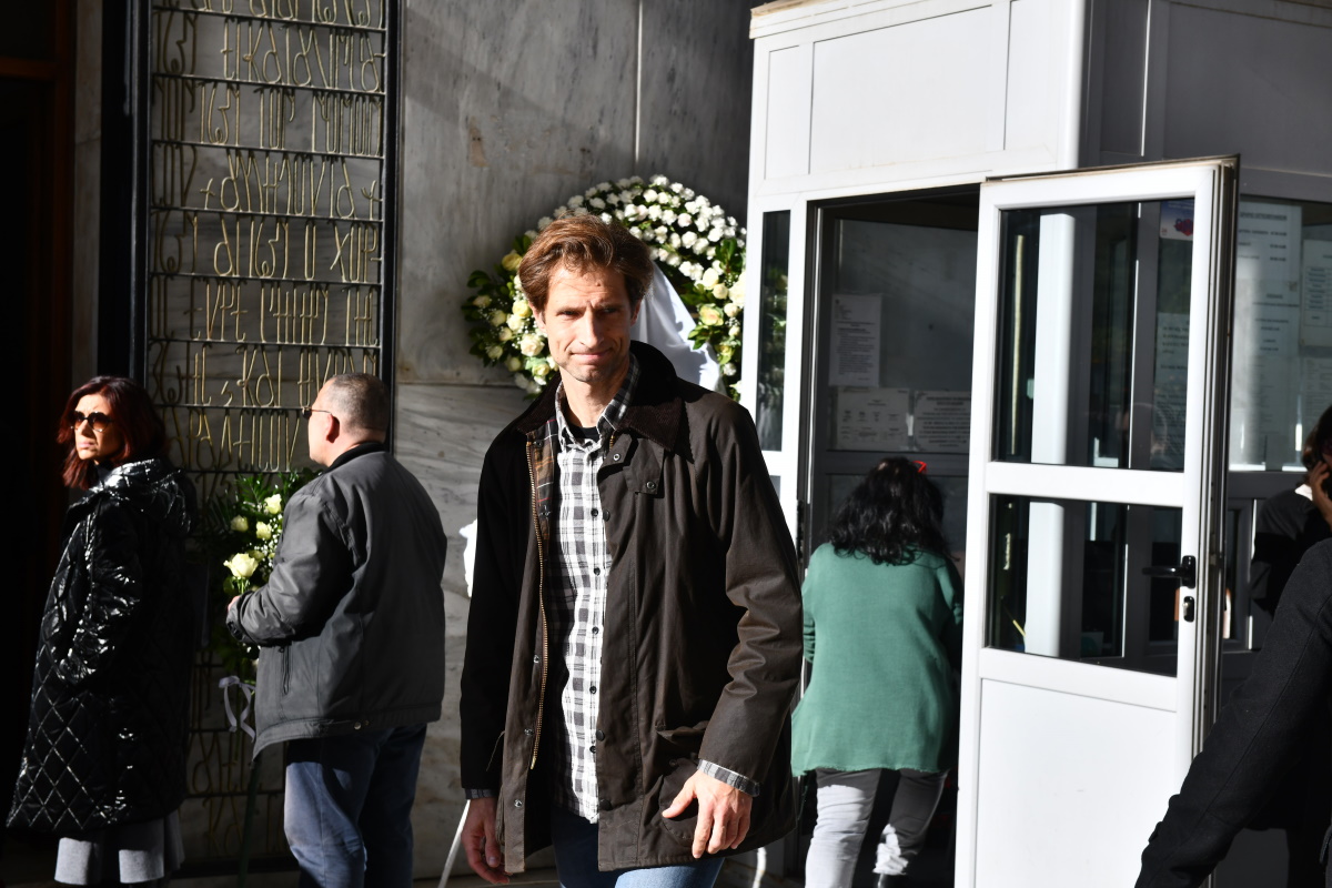 Κηδεία Δημήτρη Ήμελλου: Σε κλίμα θλίψης το τελευταίο «αντίο» στο Α’ Νεκροταφείο – Τραγική μορφή η μητέρα του 11 Κηδεία Δημήτρη Ήμελλου: Σε κλίμα θλίψης το τελευταίο «αντίο» στο Α’ Νεκροταφείο – Τραγική μορφή η μητέρα του