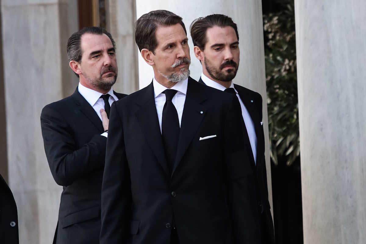 De Grecia» το επώνυμο που διαλέγει η πρώην βασιλική οικογένεια για να αποκτήσει την ελληνική ιθαγένεια