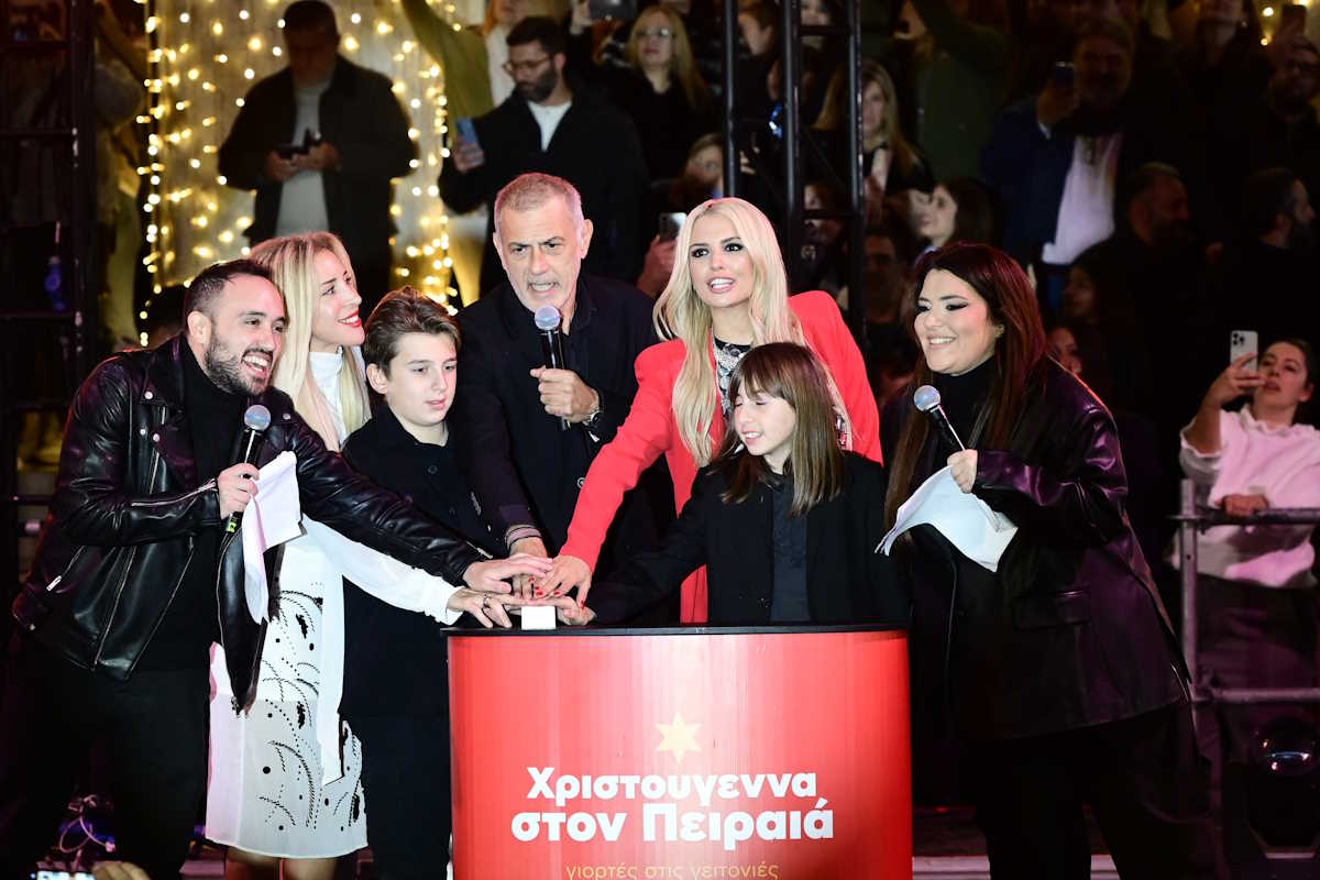 Ο Πειραιάς φώτισε το χριστουγεννιάτικο δέντρο με 100.000 λαμπιόνια – Γλέντι με συναυλία της Κατερίνας Λιόλιου
