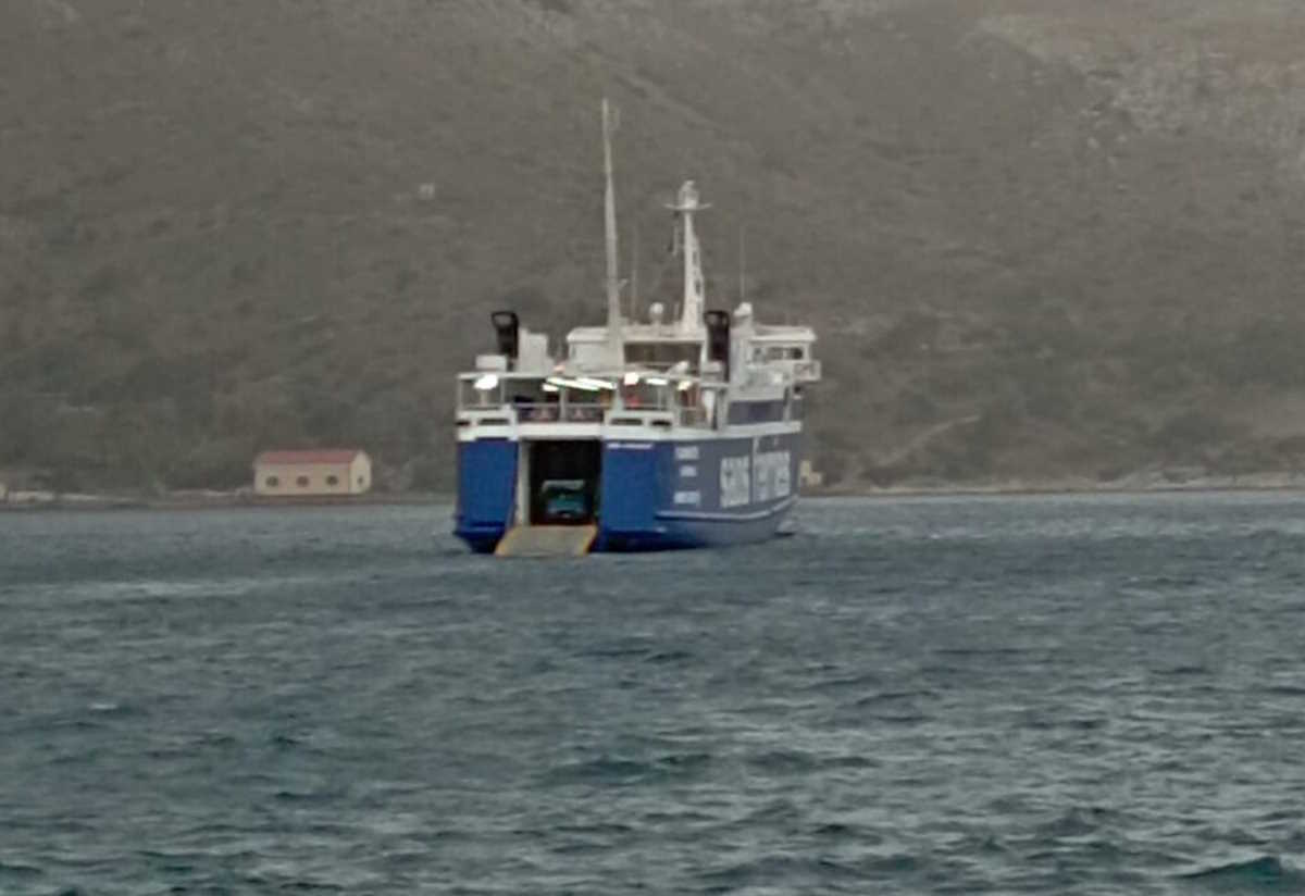 Με ανοικτή μπουκαπόρτα μεσοπέλαγα το πλοίο «Σαονήσος» προς Λέρο