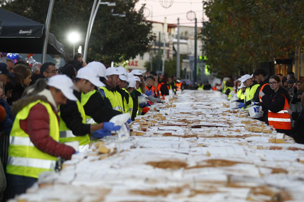 Βασιλόπιτα στο Περιστέρι για ρεκόρ Γκίνες – 10 τόνοι και πάνω από 70.000 τεμάχια 14 Βασιλόπιτα στο Περιστέρι για ρεκόρ Γκίνες – 10 τόνοι και πάνω από 70.000 τεμάχια