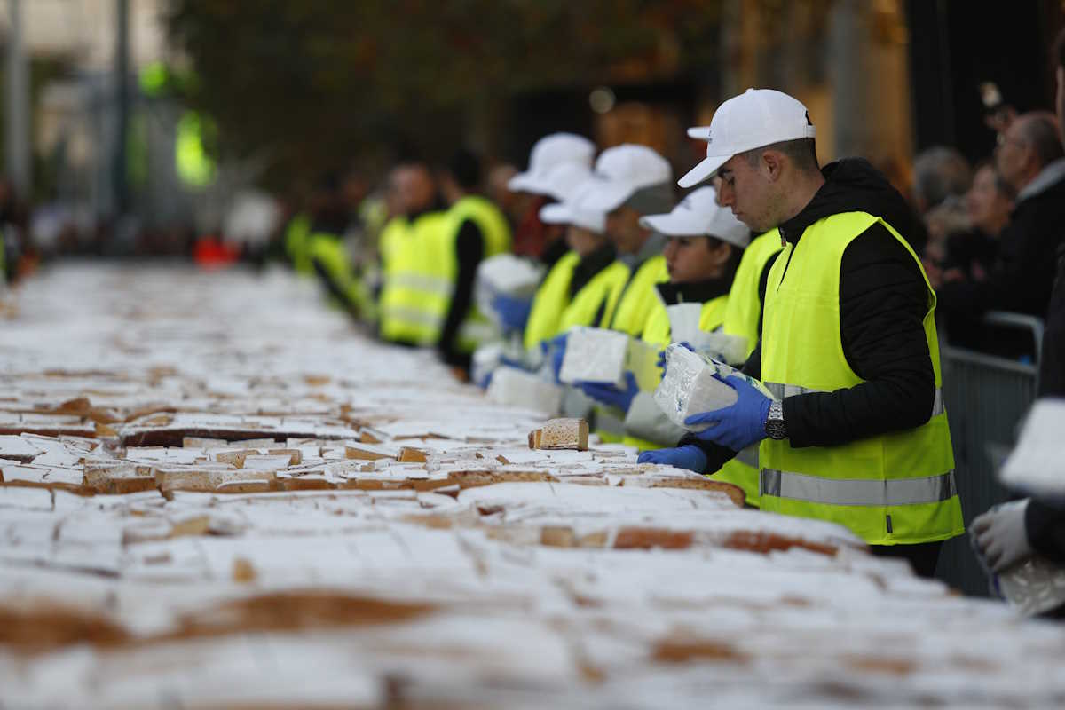 Βασιλόπιτα στο Περιστέρι για ρεκόρ Γκίνες – 10 τόνοι και πάνω από 70.000 τεμάχια 15 Βασιλόπιτα στο Περιστέρι για ρεκόρ Γκίνες – 10 τόνοι και πάνω από 70.000 τεμάχια