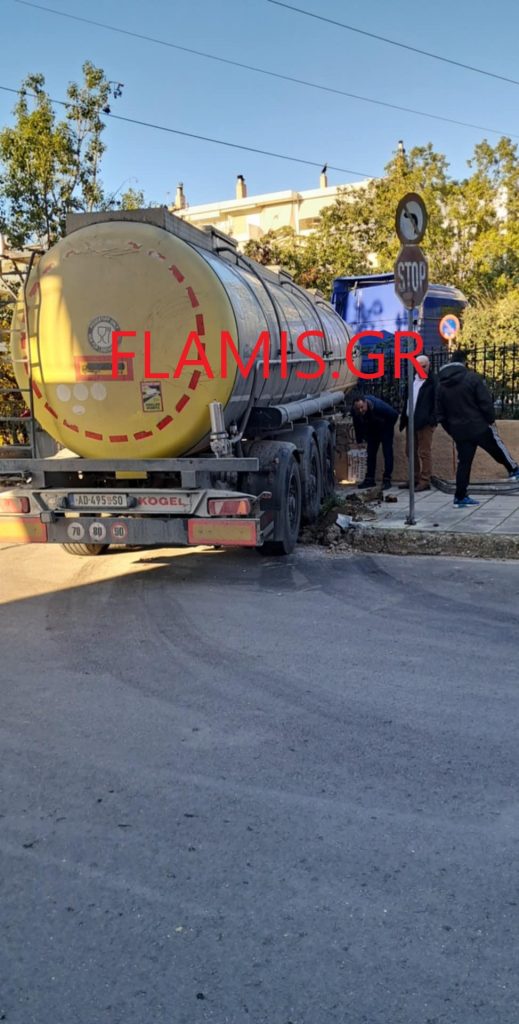 Πάτρα: Βυτιοφόρο εισέβαλε σε οικία 12 Πάτρα: Βυτιοφόρο εισέβαλε σε οικία