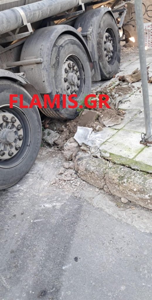 Πάτρα: Βυτιοφόρο εισέβαλε σε οικία 11 Πάτρα: Βυτιοφόρο εισέβαλε σε οικία