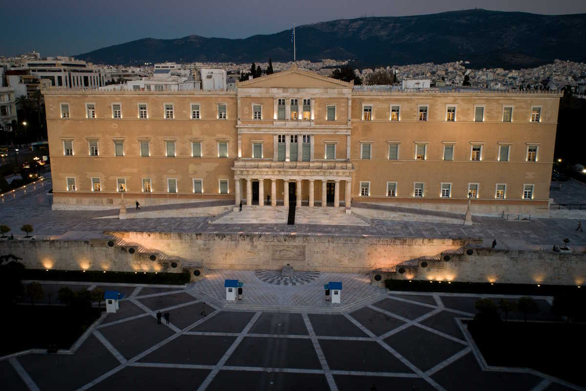 Αναβλήθηκε η δίκη του δεύτερου αστυνομικού της Βουλής που κατηγορείται για οικογενειακή βία