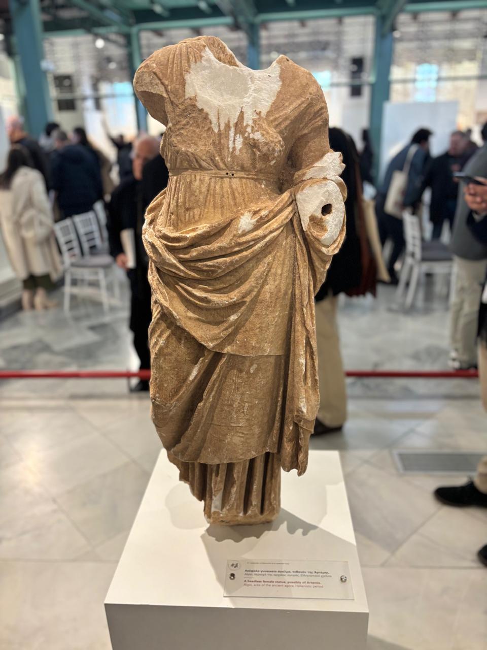 agalma Λ. Μενδώνη: Πολύ σημαντικό το Αρχαιολογικό Μουσείο Αιγίου στην Πελοπόννησο – Το εύρημα του πορτραίτου του Κων/νου Παλαιολόγου ΙΑ
