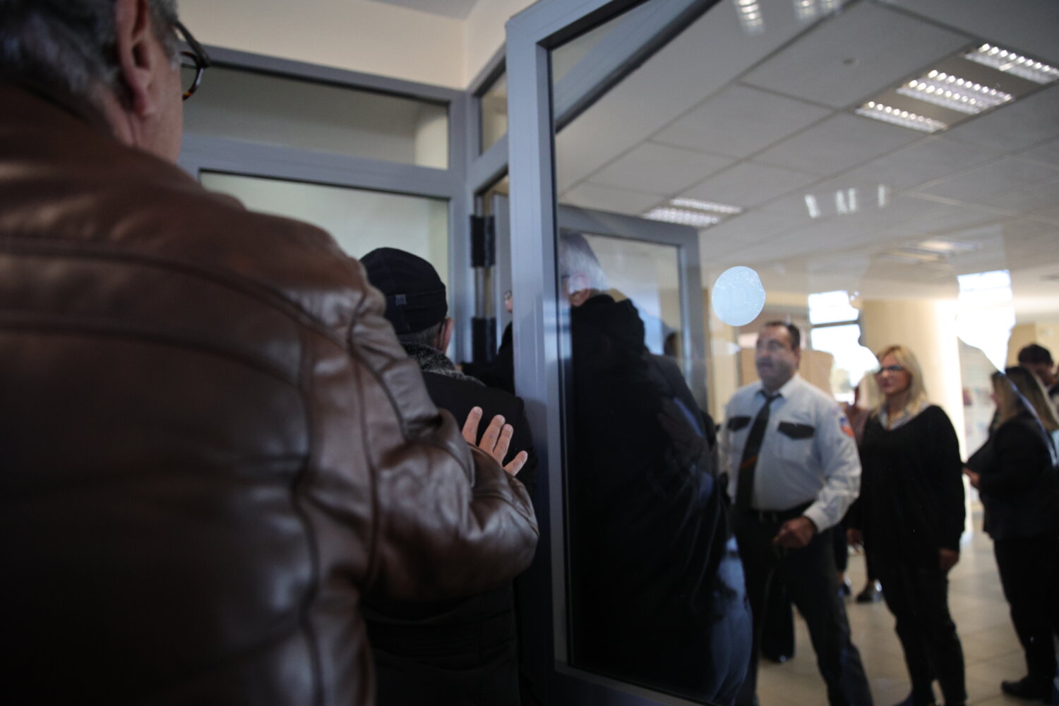Επίθεση κατά του Κώστα Αγοραστού από συγγενείς των θυμάτων των Τεμπών – Φυγαδεύτηκε ο πρώην περιφερειάρχης Θεσσαλίας