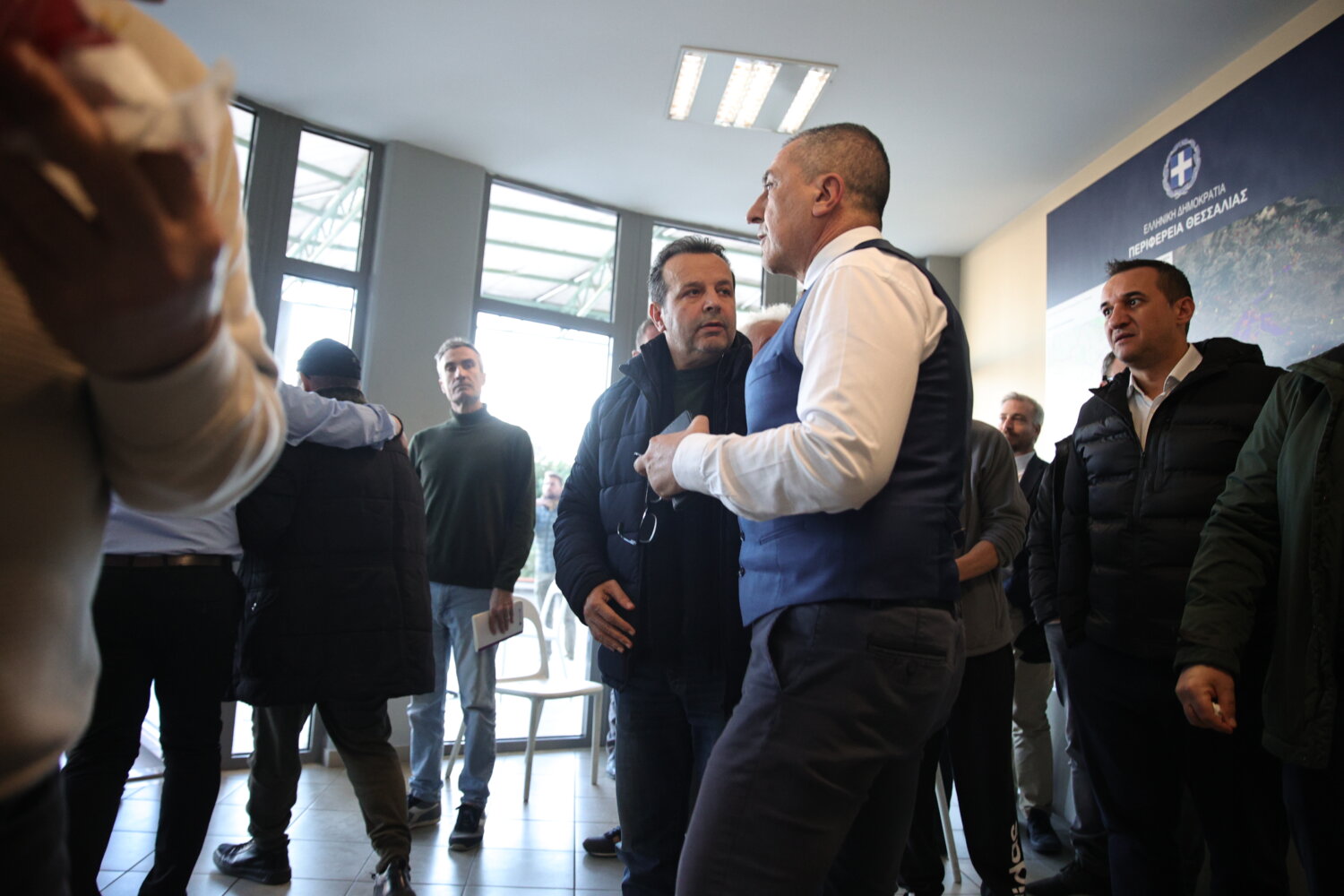 Επίθεση κατά του Κώστα Αγοραστού από συγγενείς των θυμάτων των Τεμπών – Φυγαδεύτηκε ο πρώην περιφερειάρχης Θεσσαλίας