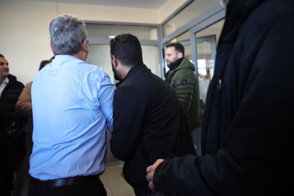 Επίθεση κατά του Κώστα Αγοραστού από συγγενείς των θυμάτων των Τεμπών – Φυγαδεύτηκε ο πρώην περιφερειάρχης Θεσσαλίας