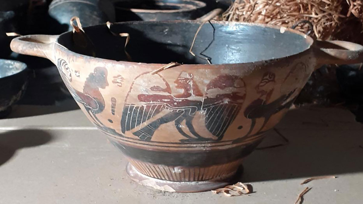 Η καταπακτή του υπογείου Σταδίου και Πεσμαζόγλου «φιλοξενούσε» 102 αρχαία αντικείμενα και χιλιάδες νομίσματα